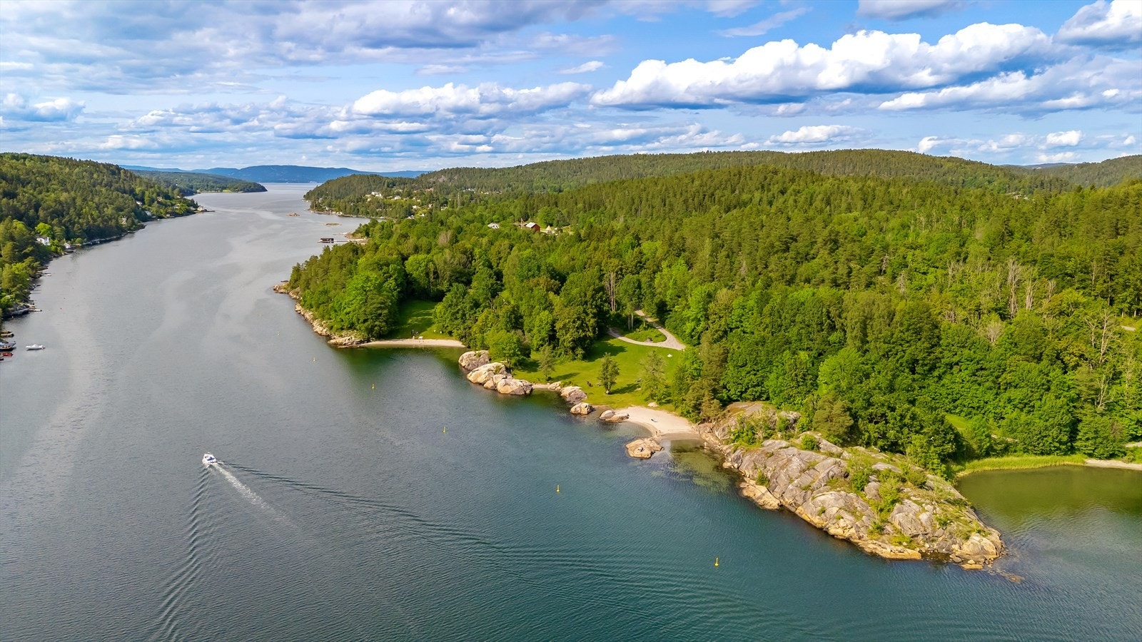 Breivoll er et populært område med strender, svaberg og gressplener. I tillegg har du Breivoll gård med åpen gårdskafé, kajakkurs og overnatting. Galleribilde
