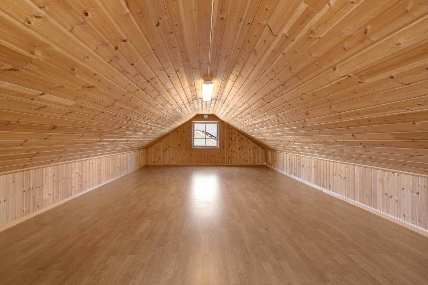 Lagringsloft/bod over garasje med et gulvareal på ca. 28 m². Galleribilde