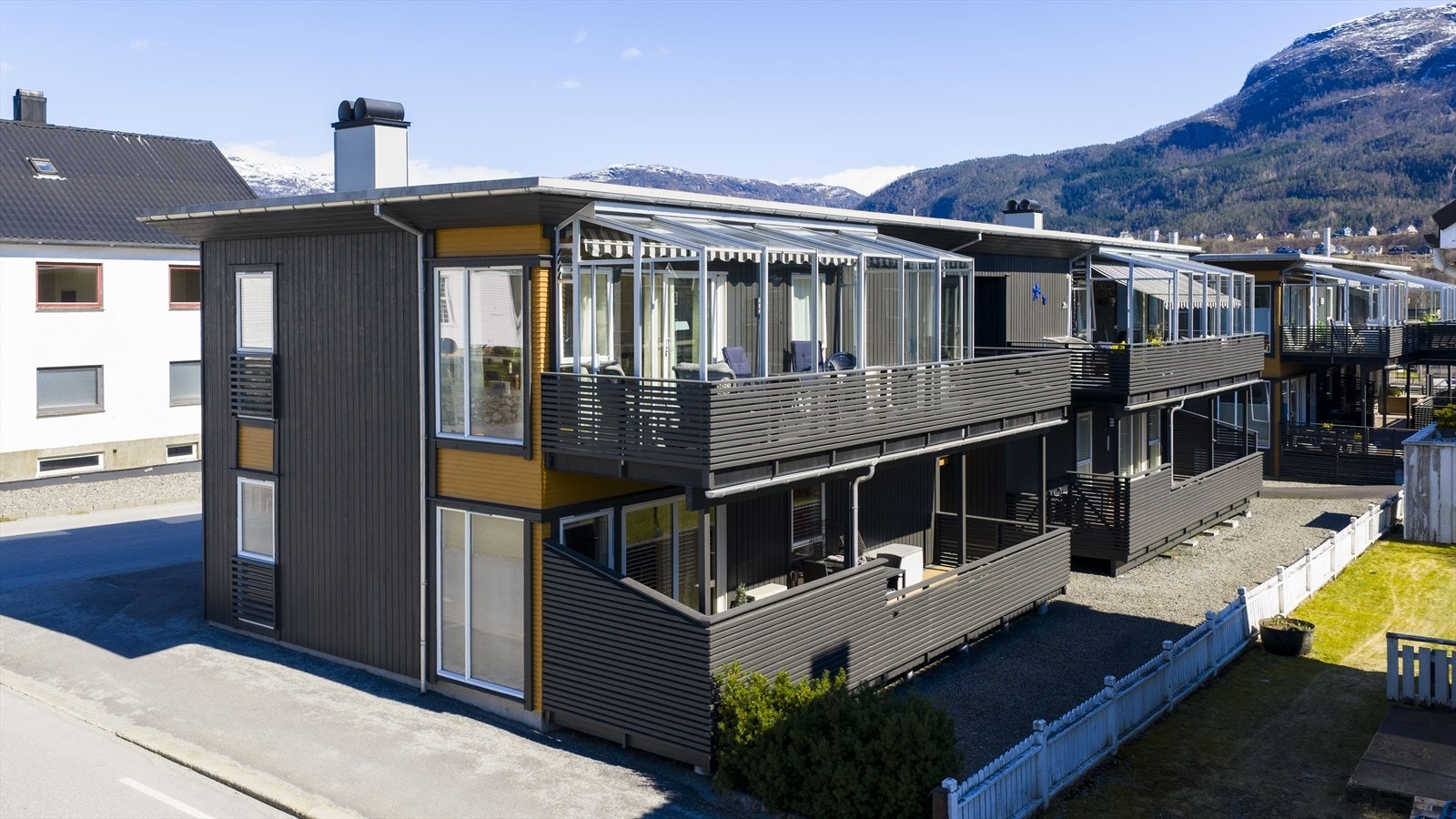 Fasade - Beliggende i 2. etasje med innglasset balkong. Foto: Portal Norge AS Galleribilde