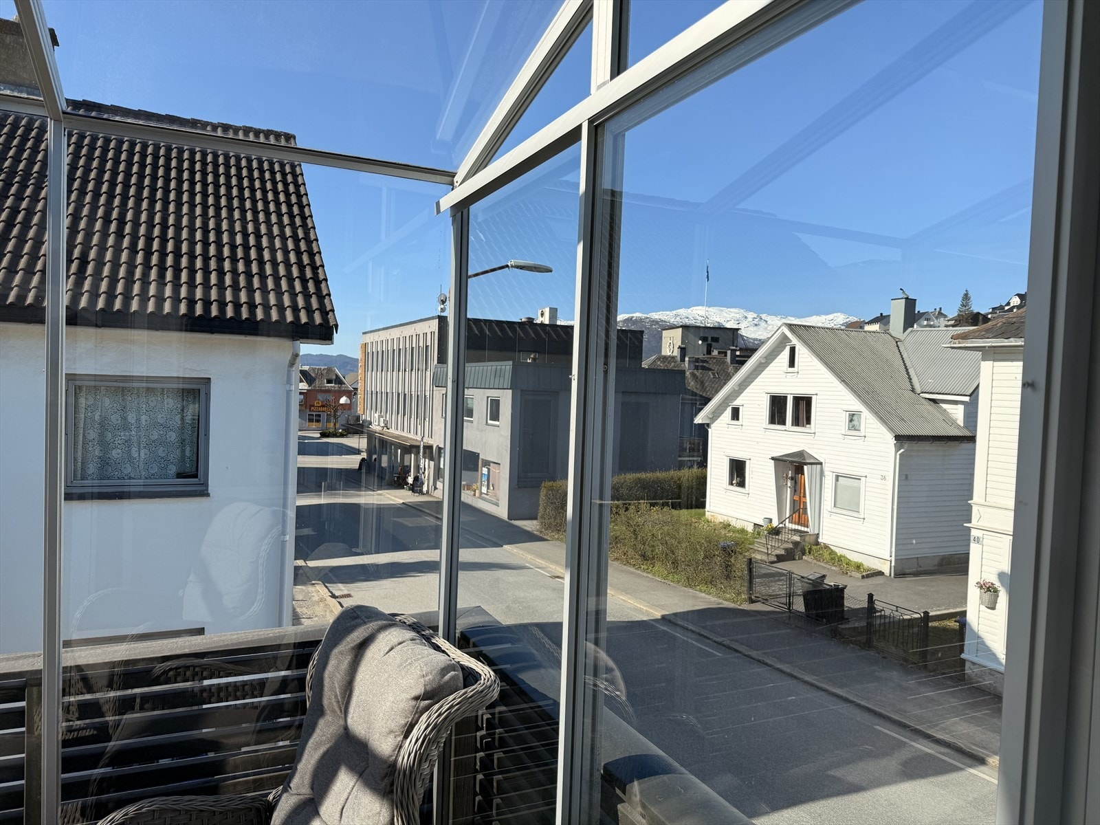 Utsikt fra balkong mot Rådhusgata Galleribilde