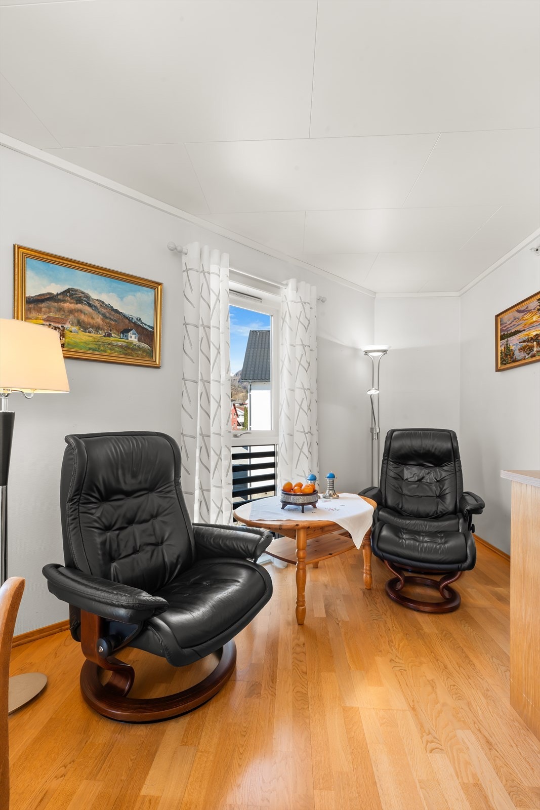 Stue med plass til to sittegrupper Galleribilde