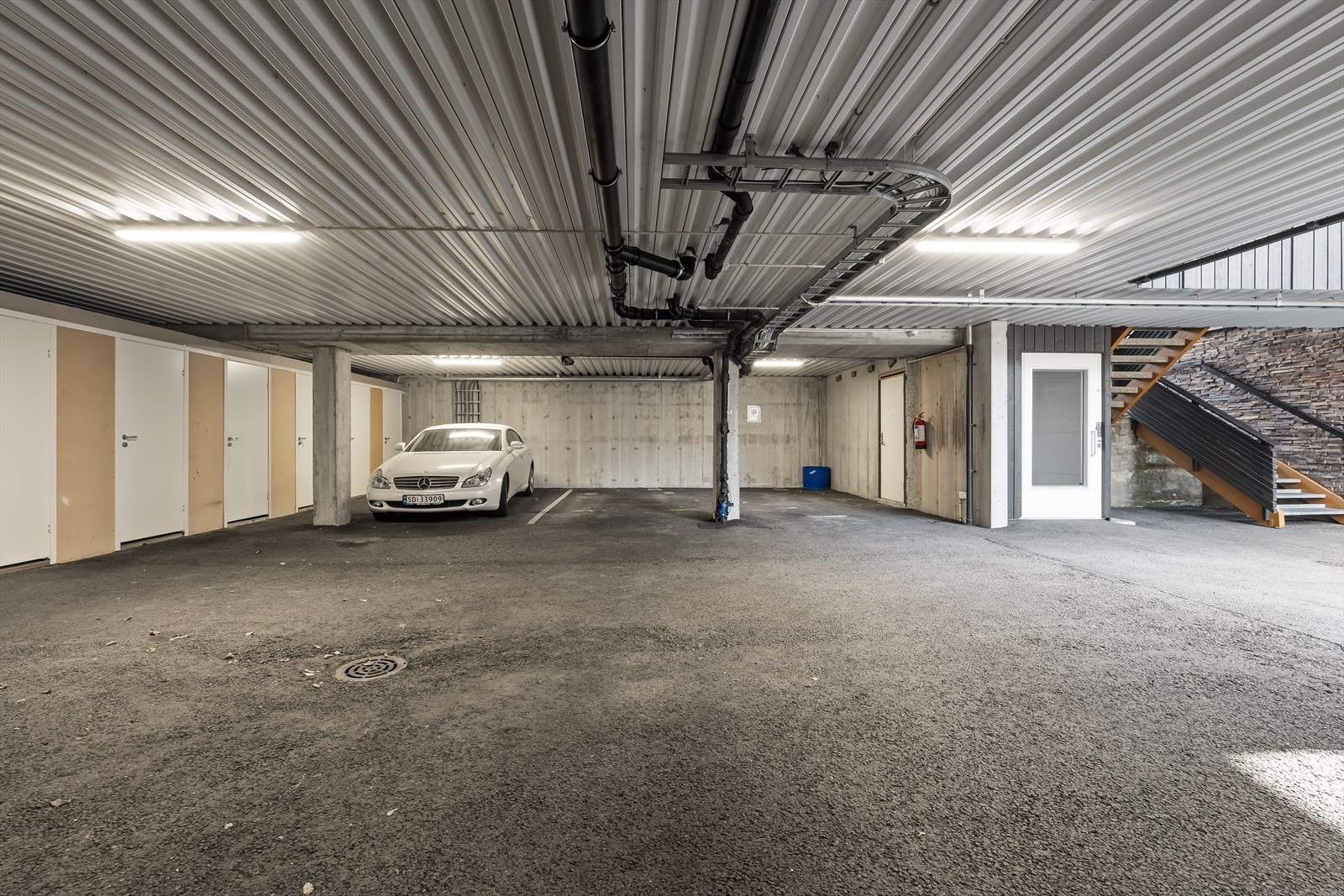 Parkeringskjeller under nabobygg . Fast p-plass og bod Galleribilde