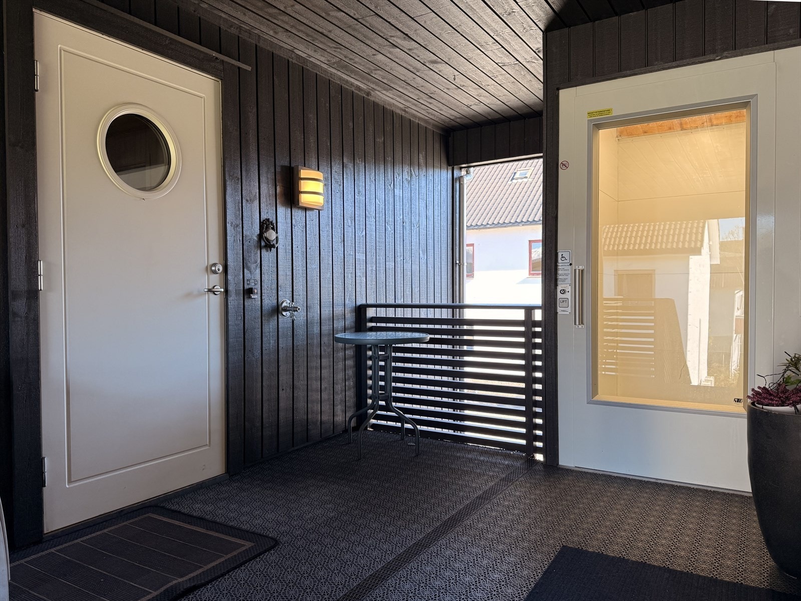 Heis ved inngangsdør Galleribilde