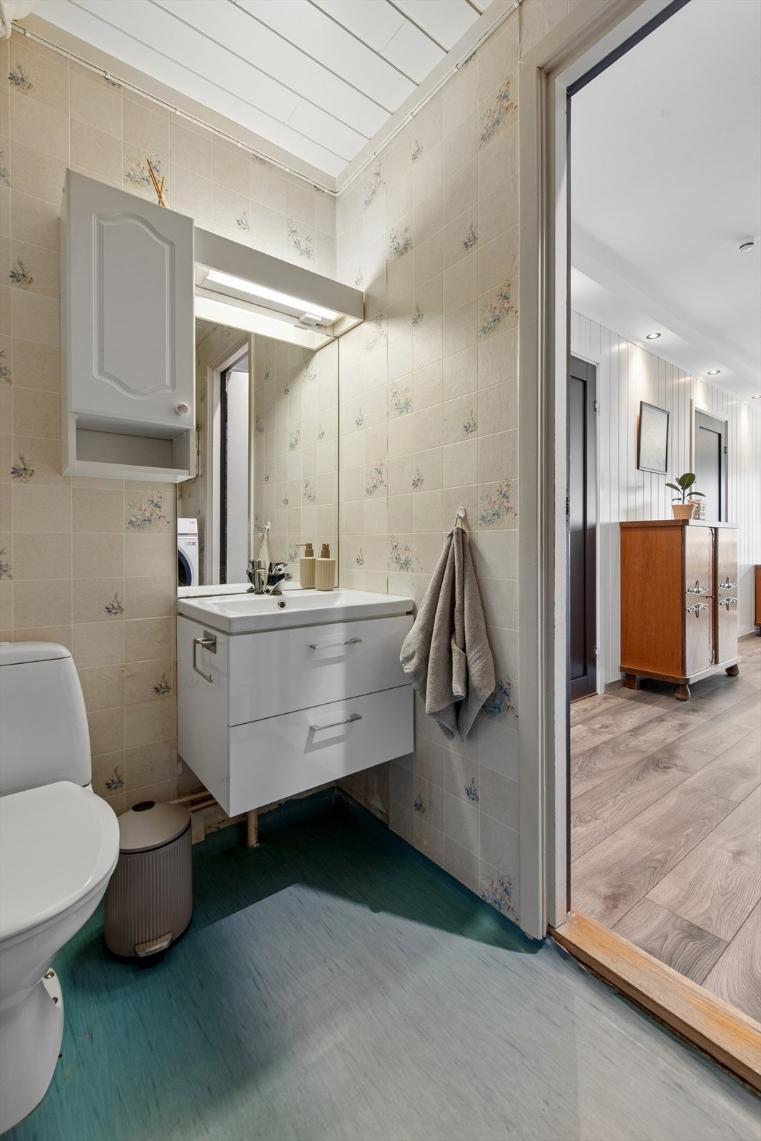 Badet er innredet med nytt servantskap, gulvmontert toalett og har opplegg for vaskemaskin. Galleribilde
