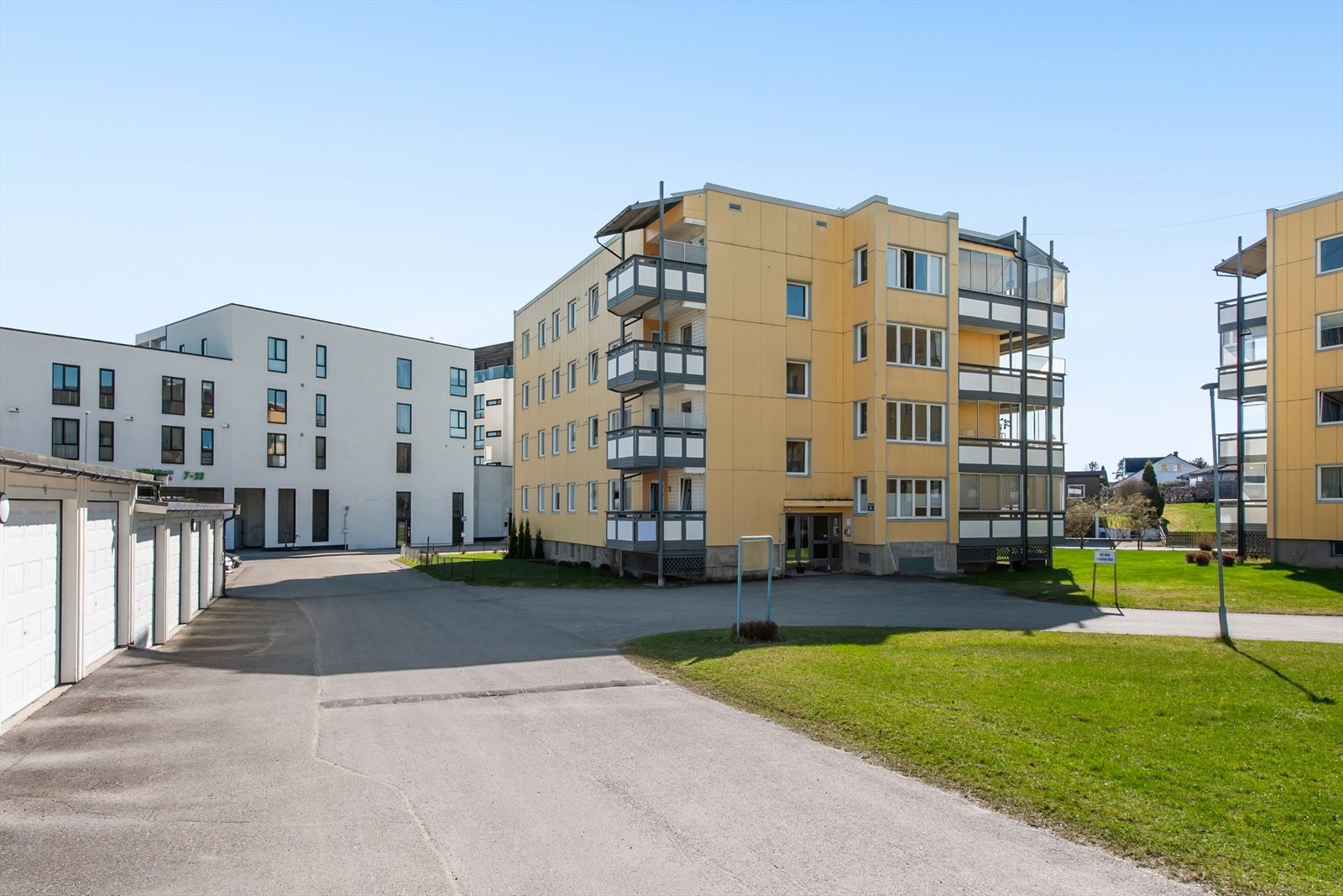 Borettslaget har garasjer som kan leies via venteliste, samt en lekeplass anlagt i 2024. Galleribilde