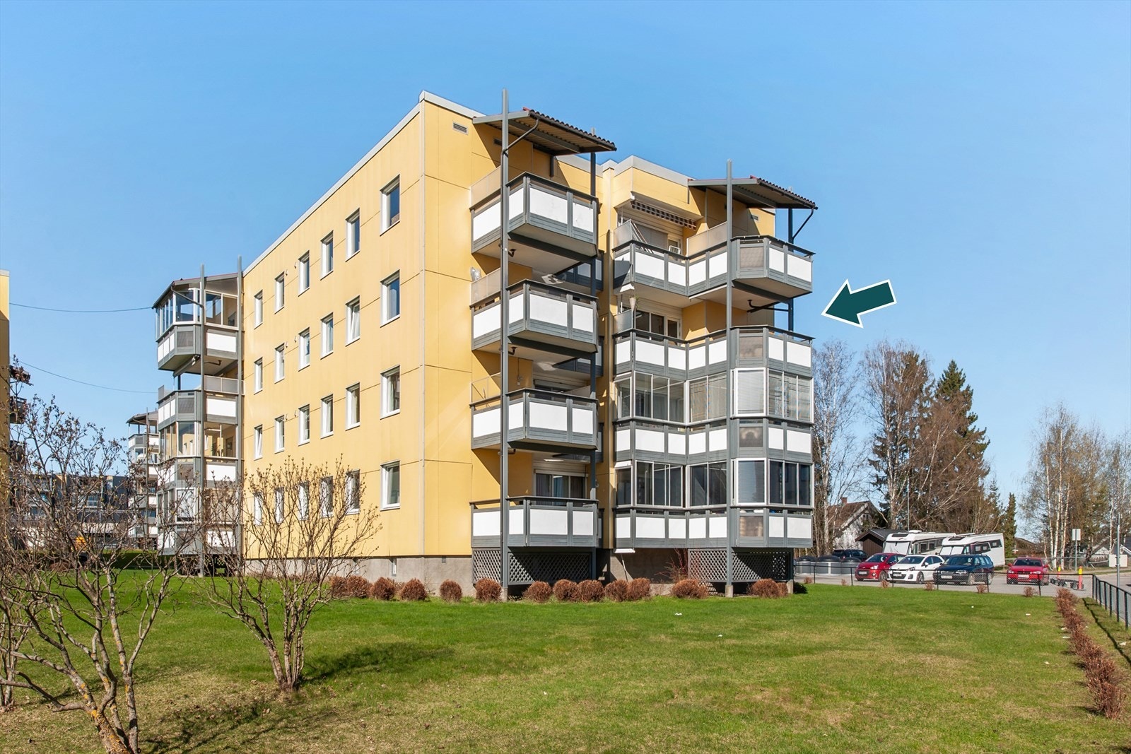 Leiligheten ligger i 3. etasje i Tommelstadhagan borettslag, et bygg fra 1969 med heis. Galleribilde