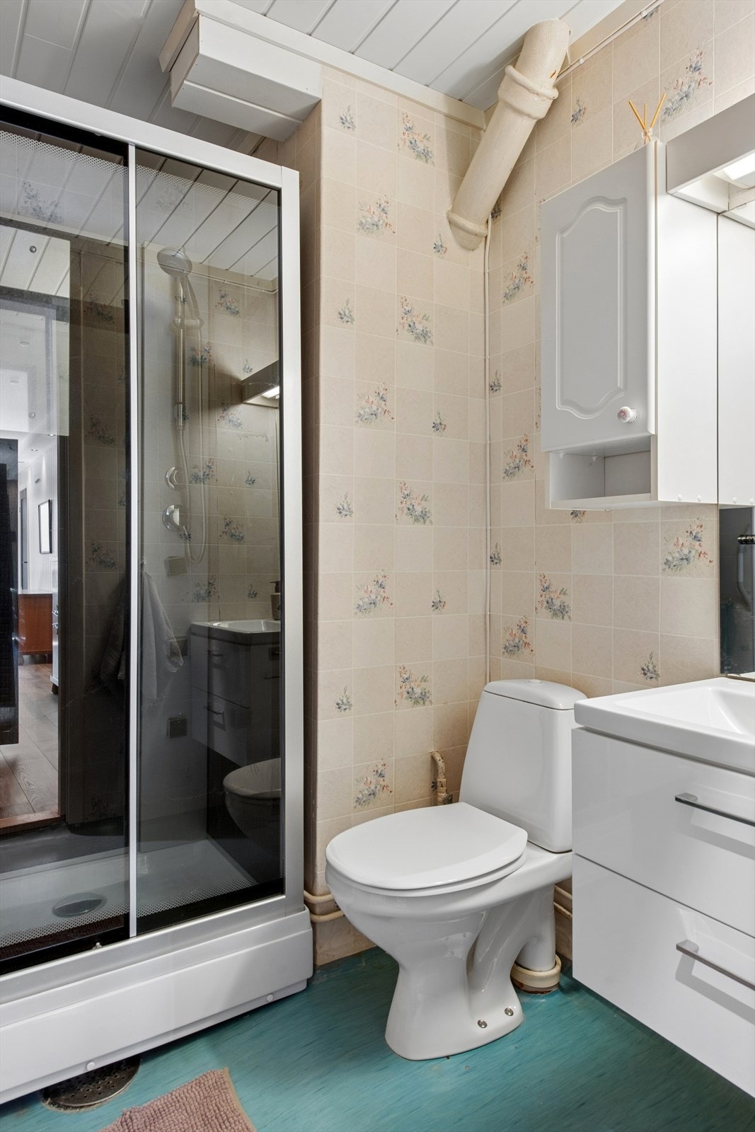 Badet har mekanisk avtrekk via en skruventil til luftekanal og oppvarming med en vegghengt panelovn. Galleribilde