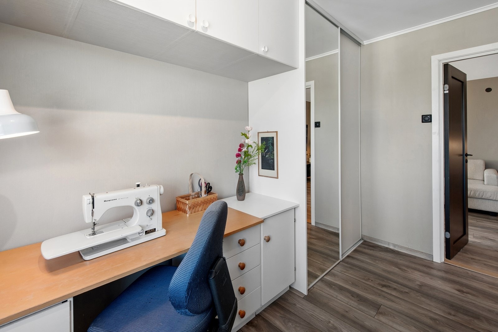 Et av rommene er praktisk innredet med en arbeidsplass og rikelig med oppbevaring i skap og skyvedørsgarderobe. Galleribilde