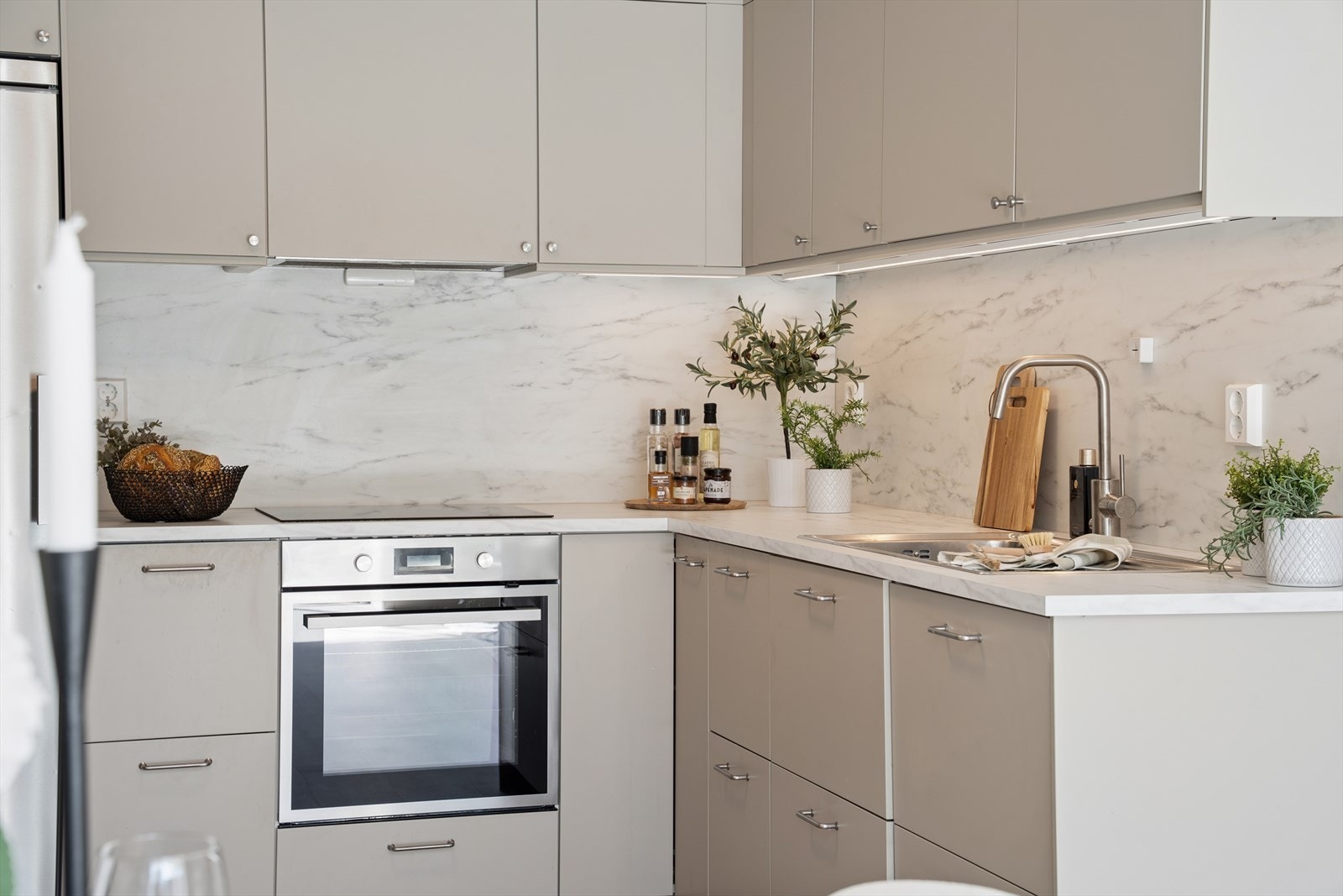 Kjøkkeninnredningen fra IKEA var ny i 2023. Integrerte hvitevarer som stekeovn, platetopp og oppvaskmaskin. Frittstående kjøl/frys. Galleribilde