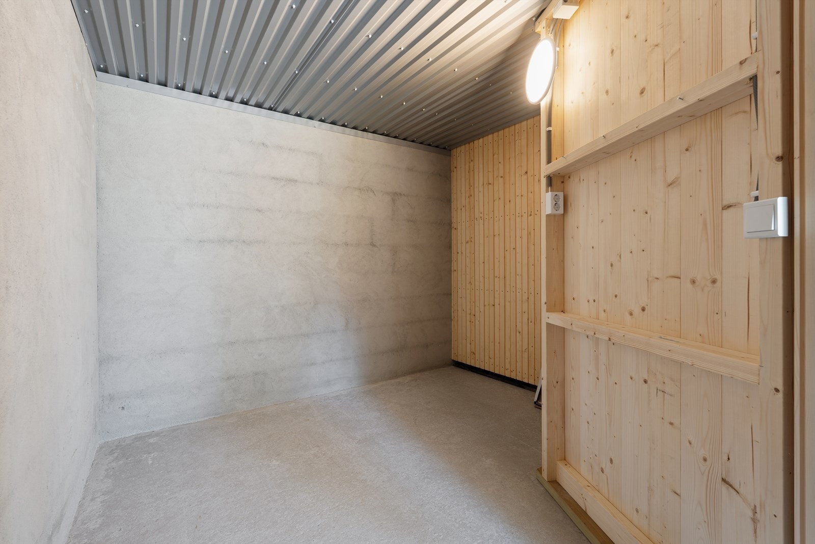 En romslig utvendig bod på ca. 8 m² ved inngangspartiet gir rikelig med lagringsplass for sportsutstyr og verktøy. Galleribilde