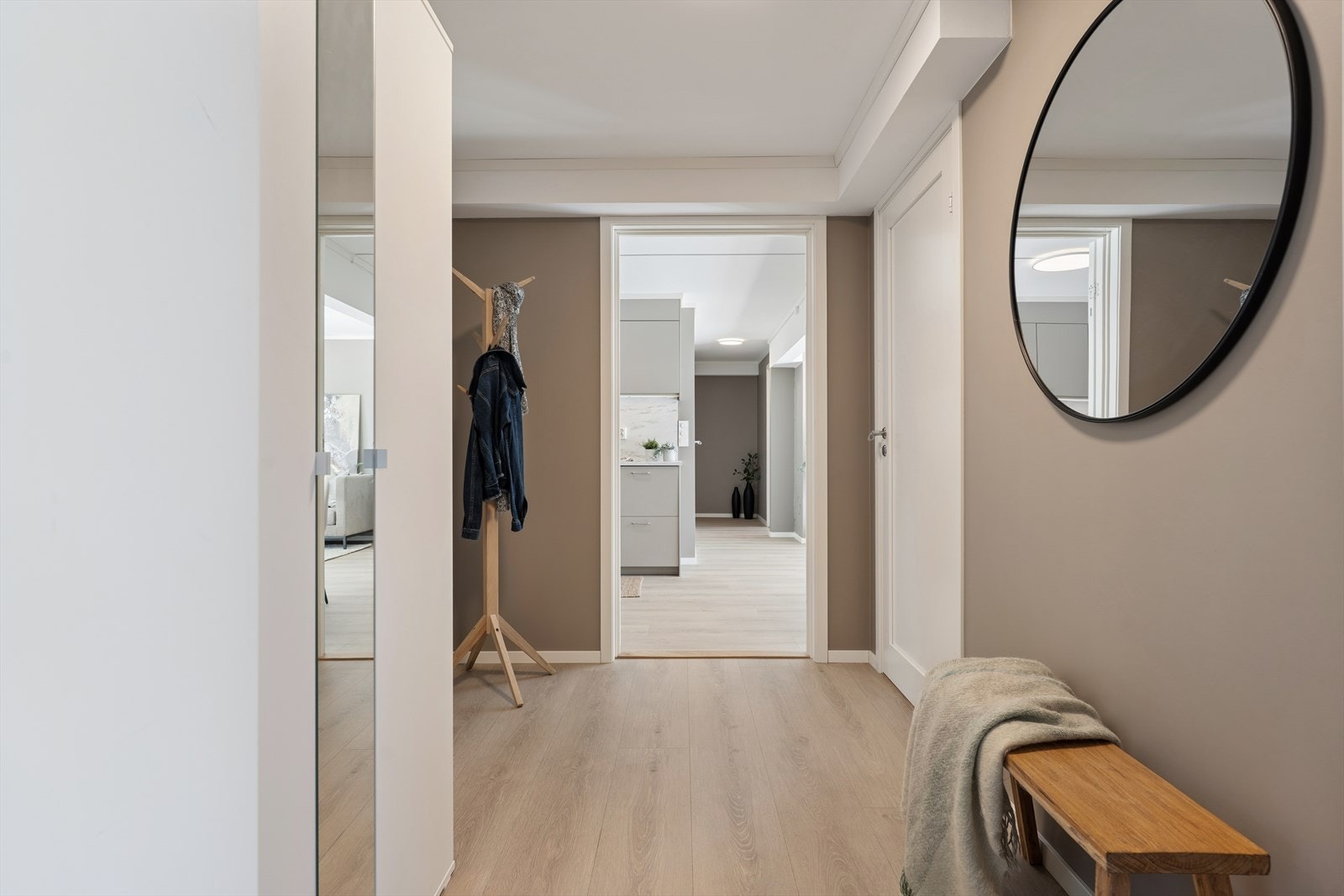 Velkommen inn! Lys og hyggelige entré med plass for gode garderobe- og opphengsløsninger. Galleribilde