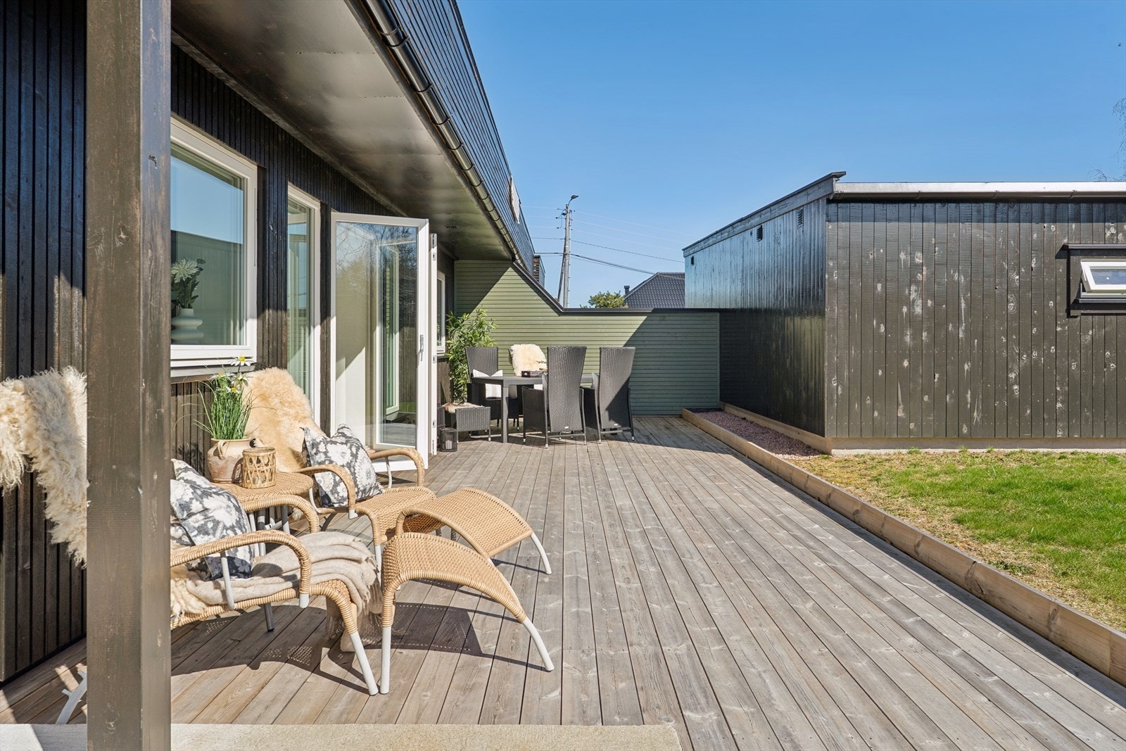 Uteområdet gir rom for både en loungegruppe og en egen spiseplass. Galleribilde