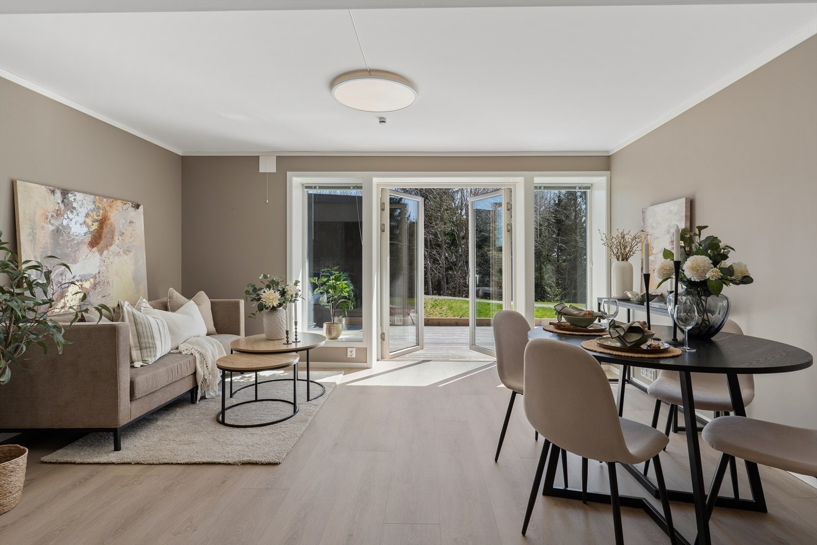 Fra stuen er det direkte utgang via en dobbel terrassedør til en markterrasse på nesten 35 m², som gir en sømløs overgang mellom inne- og uterom. Galleribilde