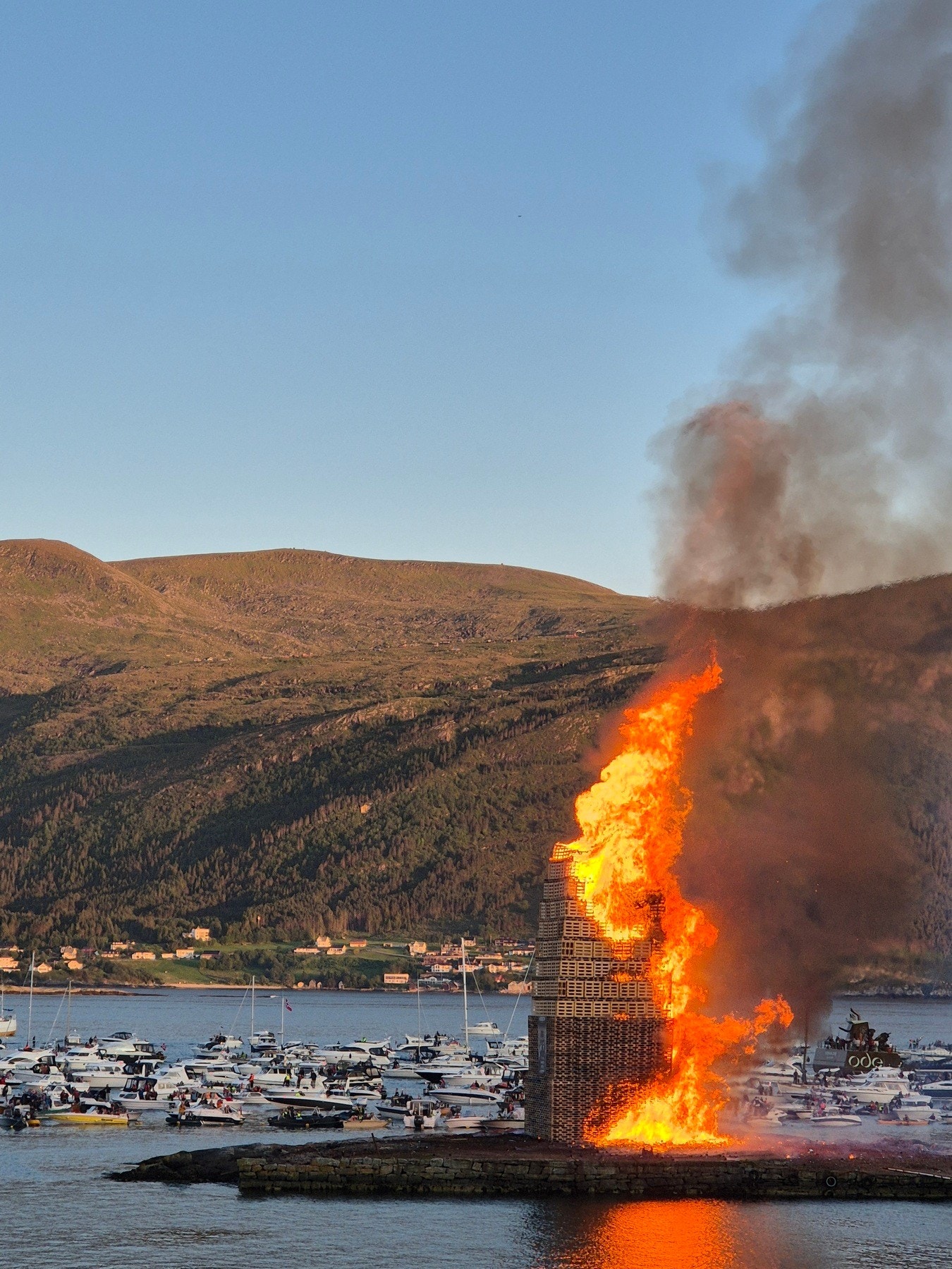 Det er direkte utsikt til Slinningsbålet fra leiligheten. Galleribilde