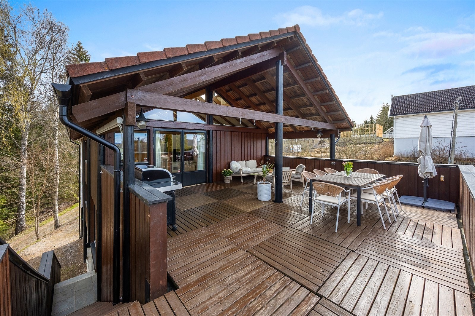 Romslig terrasse utenfor stuen på hele 45 kvm, hvor noe også har overbygg. Galleribilde