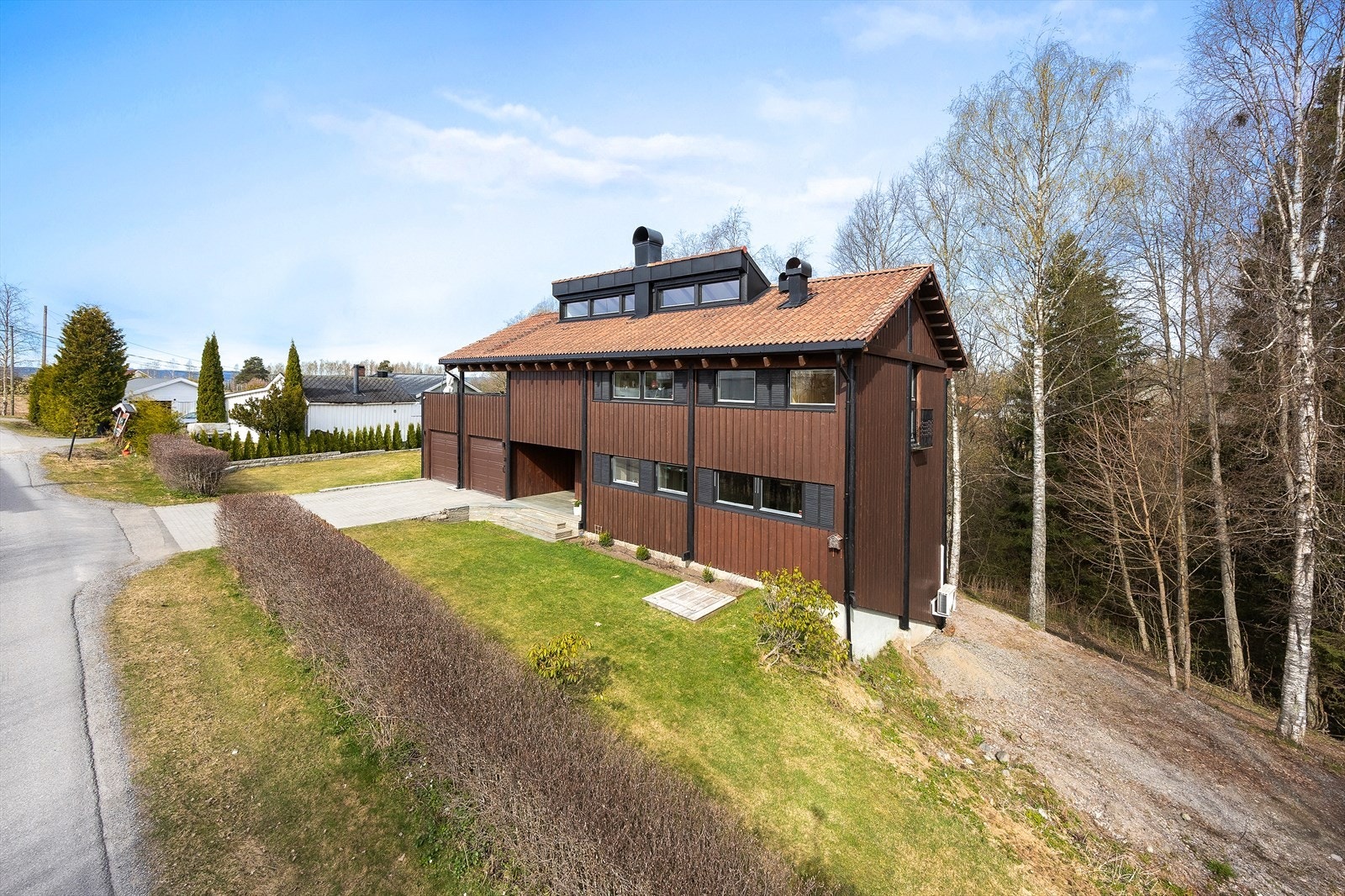 Romslig tomt på ca 1733 kvm fordelt på to bruksnummer. Galleribilde