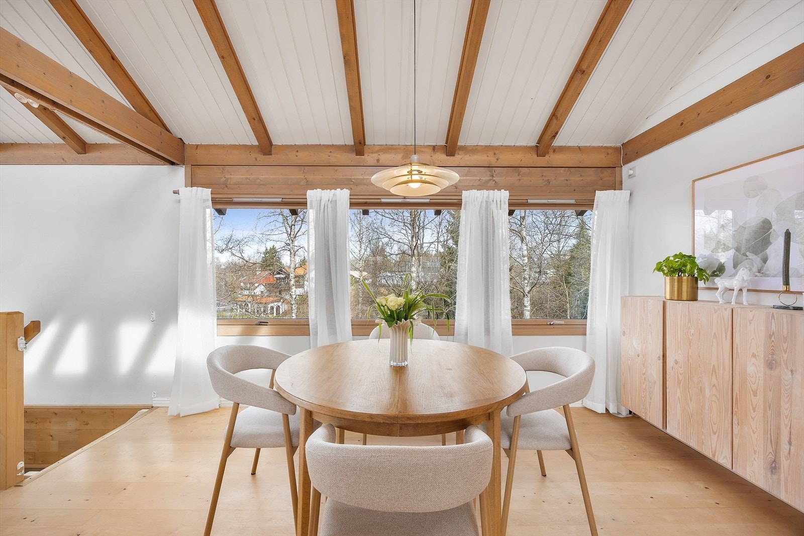 Fra spisestuen er det flott utsyn gjennom store vinduer. Galleribilde