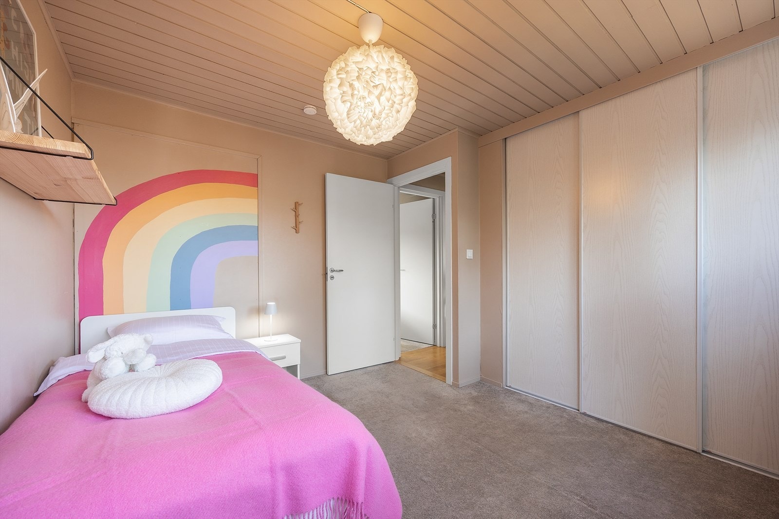 Soverommet passer fint som barnerom, og har integrert skyvedørsgarderobe lags en vegg. Galleribilde