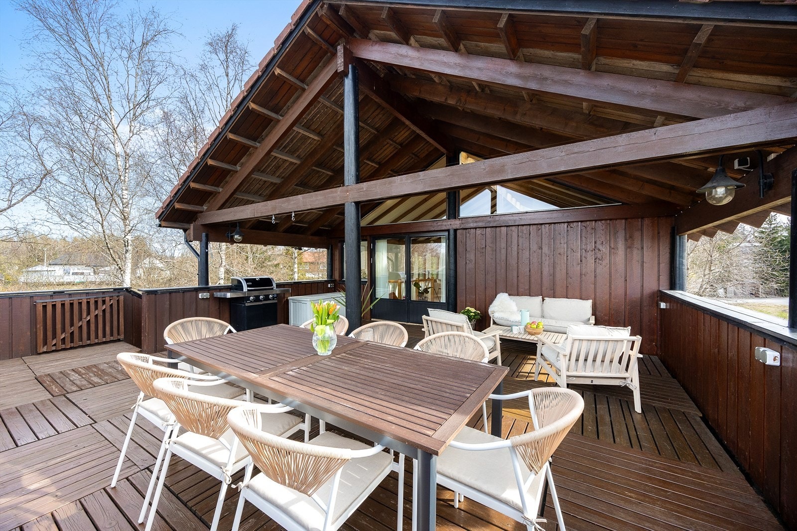 Lun og trivelig terrasse med overbygg. Galleribilde