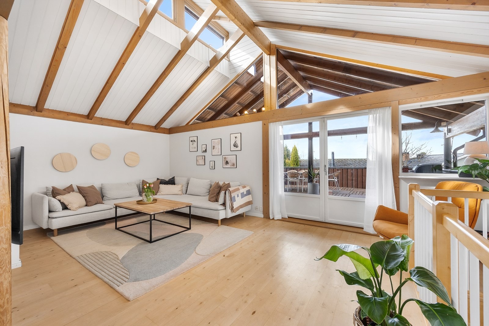 Fra stuen er det utgang til terrassen via terrassedør. Galleribilde