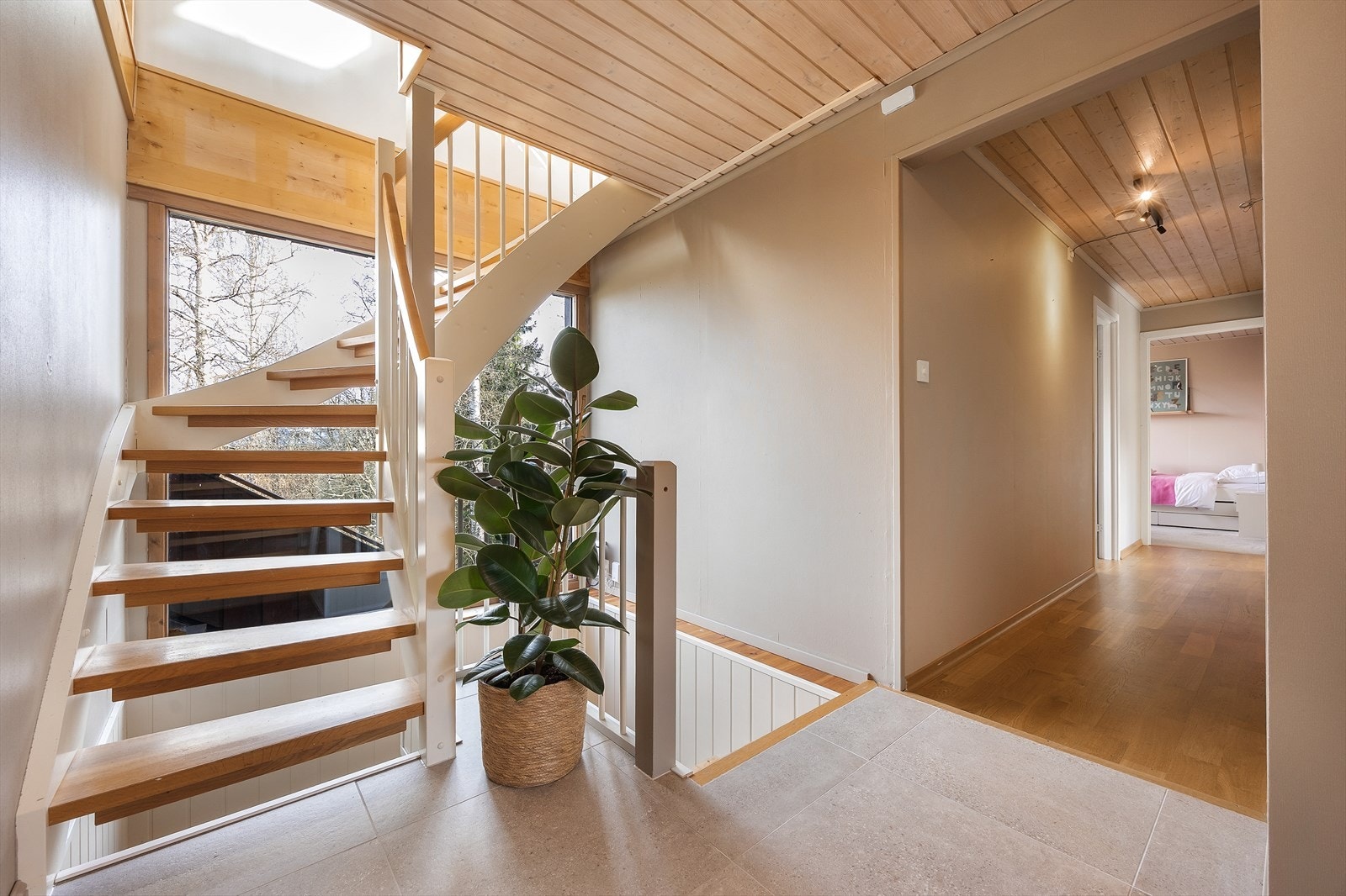Lys og åpen trapp mellom etasjene. Galleribilde