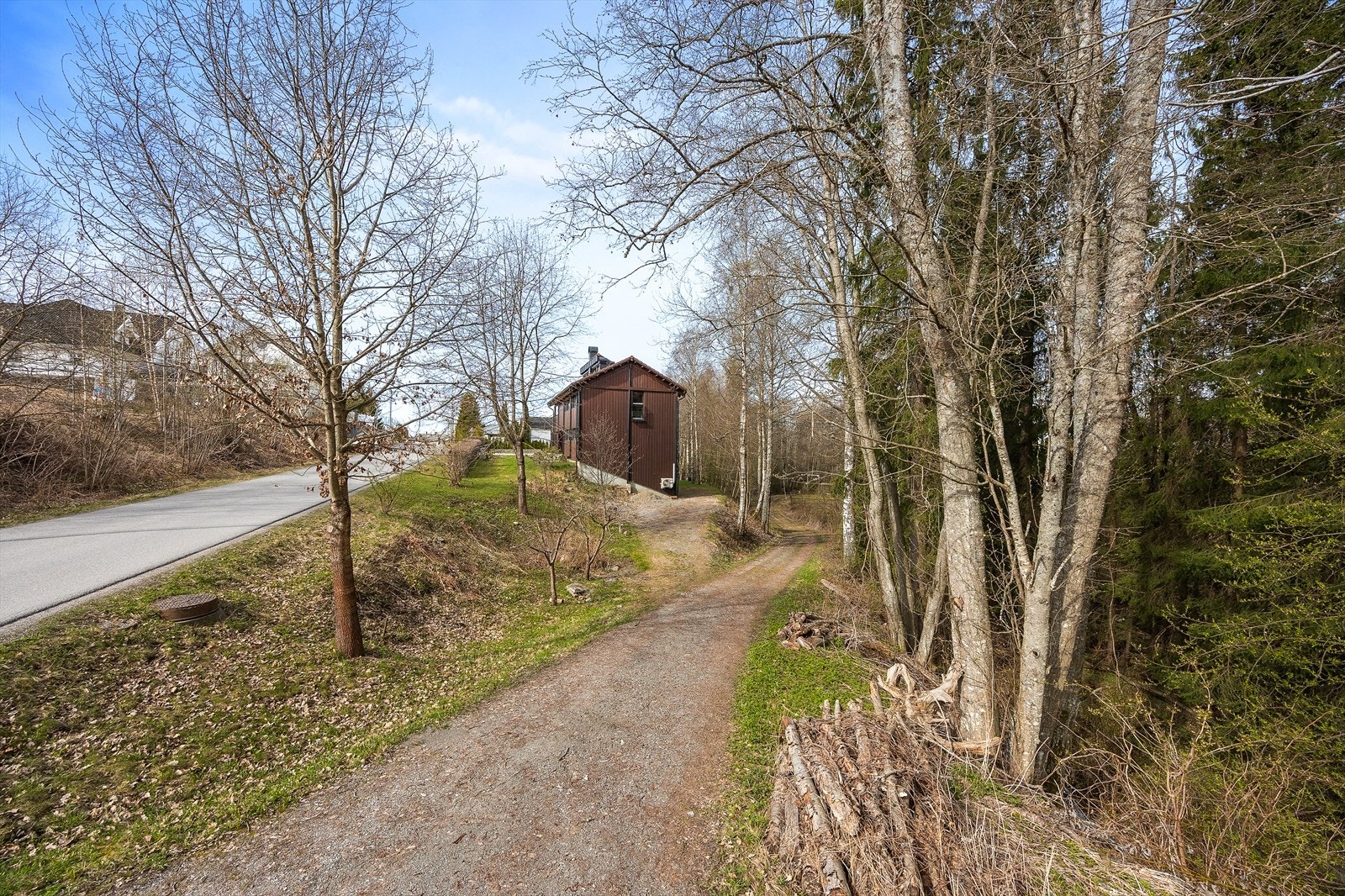 Vei ned til pumpehus i bakkant av boligen. Galleribilde