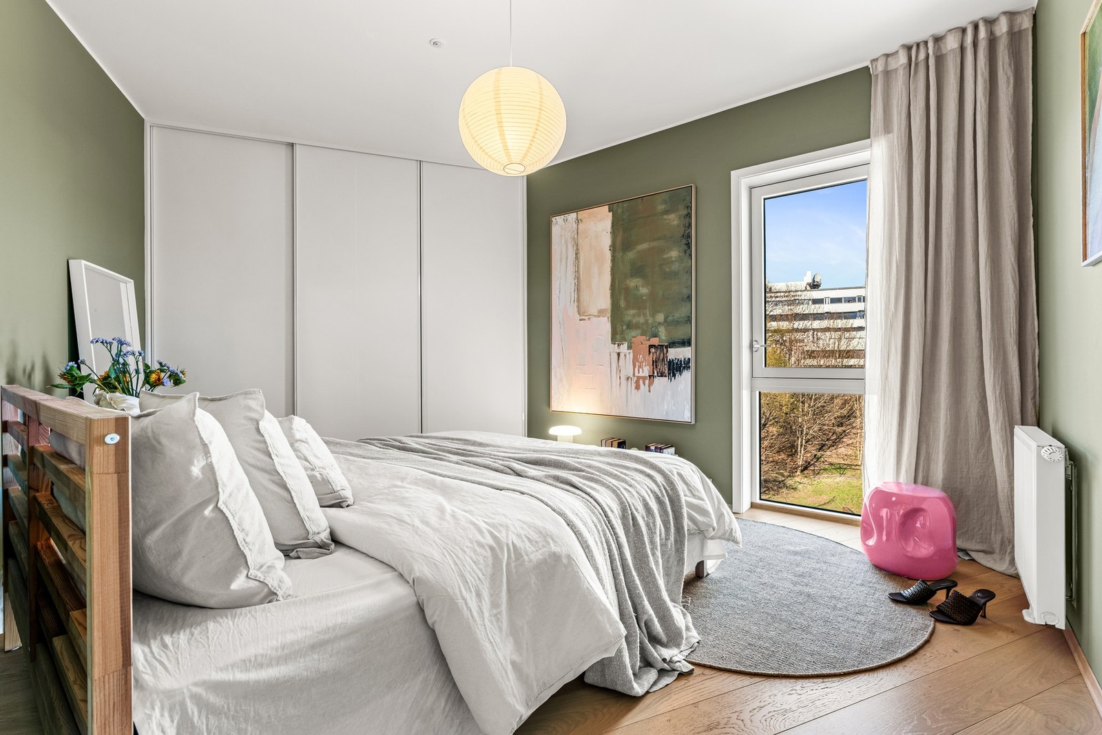 Hovedsoverom med plass til dobbeltseng og med stor skyvedørsgarderobe Galleribilde