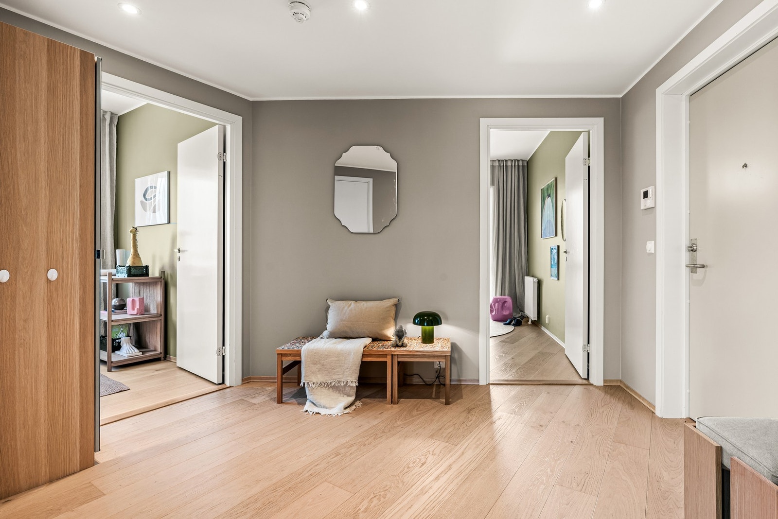 Heisen tar deg enkelt opp til leilighetsplan i 6. etasje, enten fra inngangspartiet eller fra garasjekjelleren. Entréen er romslig med nymalte veggflater, 1-stavs parkett på gulv og downlights i tak Galleribilde