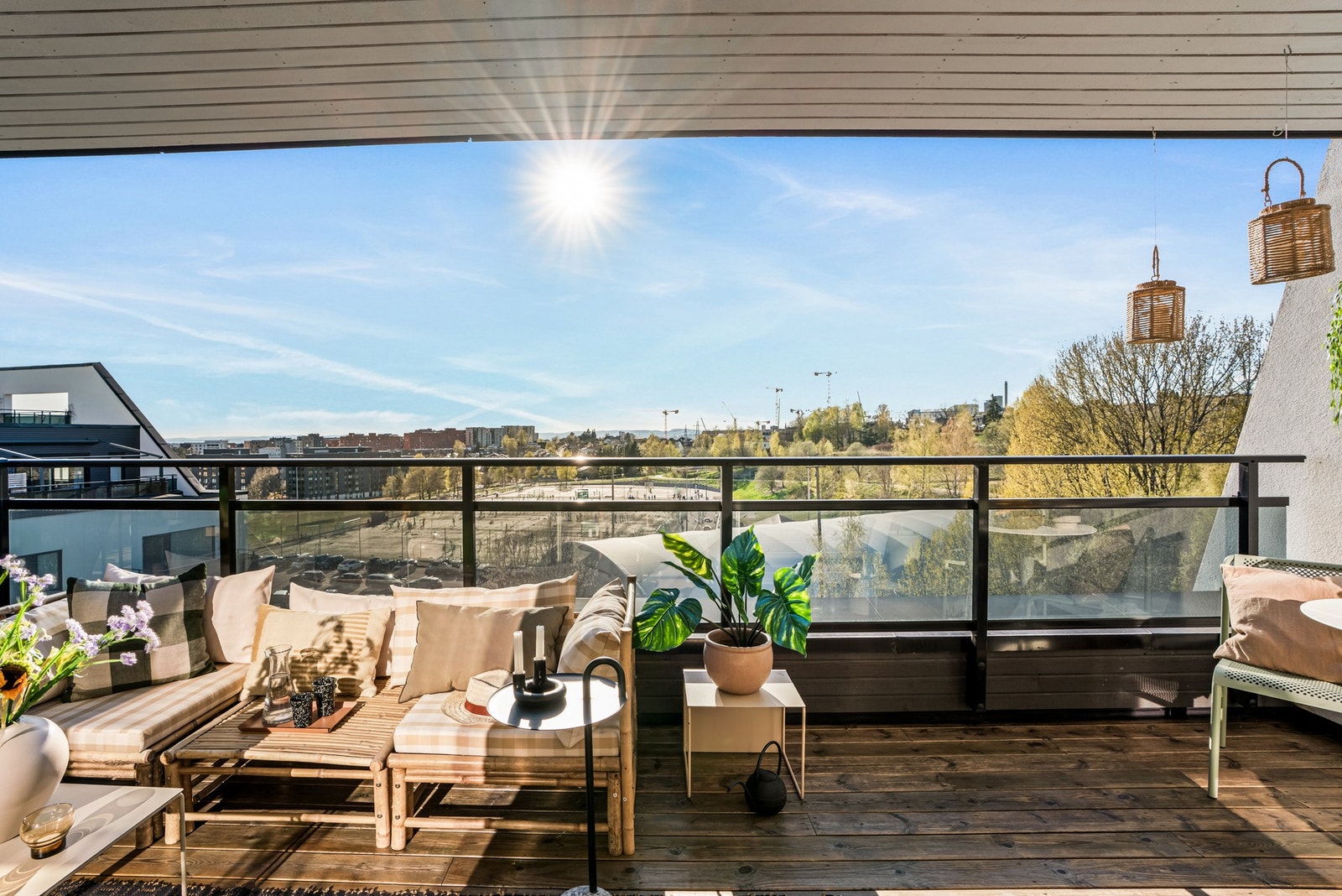Den vestvendte balkongen byr på herlige solforhold Galleribilde