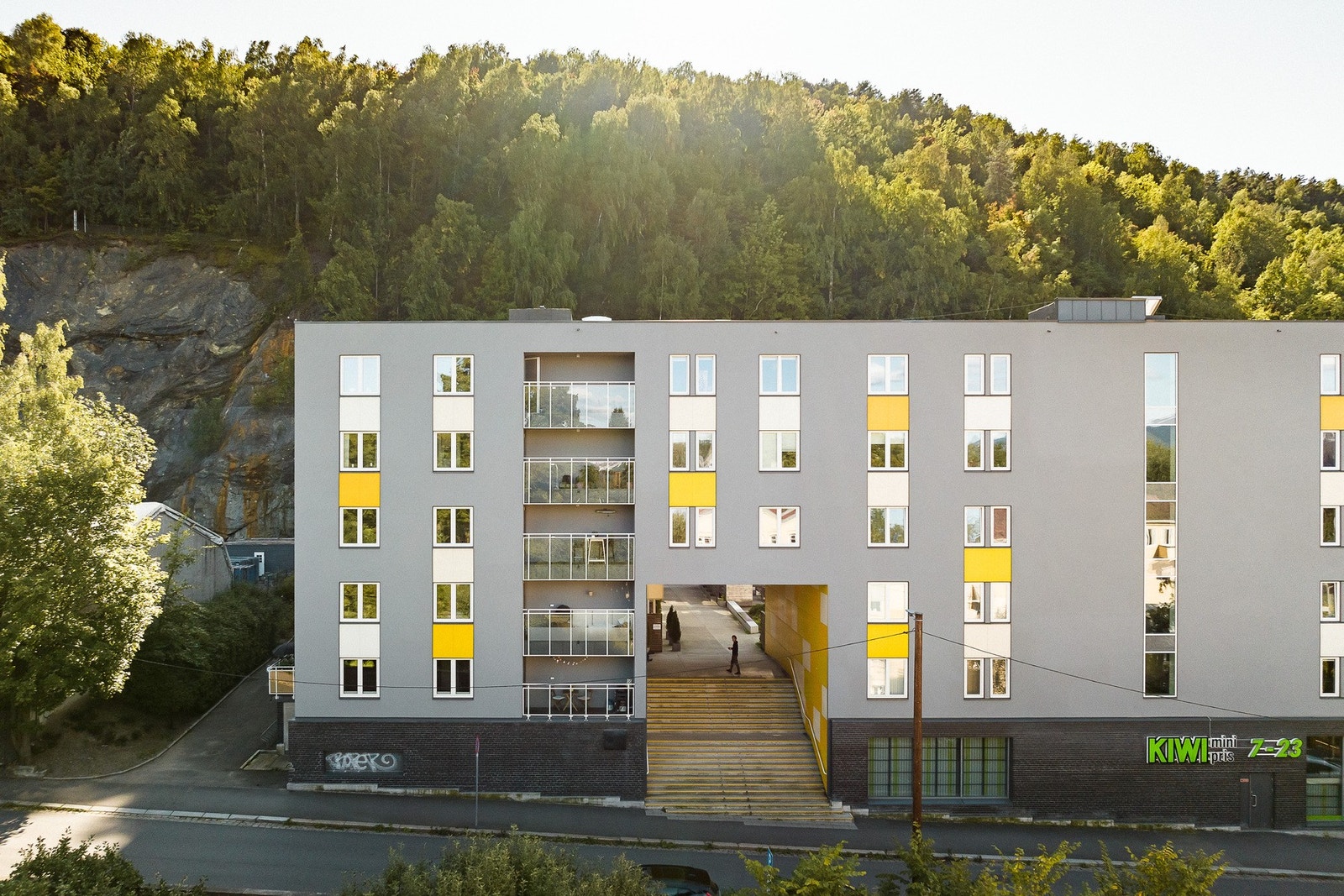 Moderne boligbygg fra 2014 med heis og gjennomført uttrykk. Galleribilde