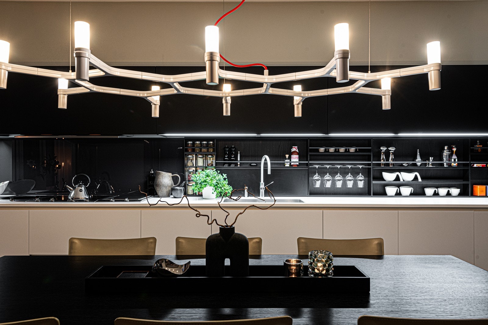 Her finner du blant annet modulær induksjonskoketopp med teppanyaki og wok, stort kjøle- og fryseskap med DynaCool og NoFrost, stekeovn, kombiovn med dampfunksjon samt oppvaskmaskin Galleribilde
