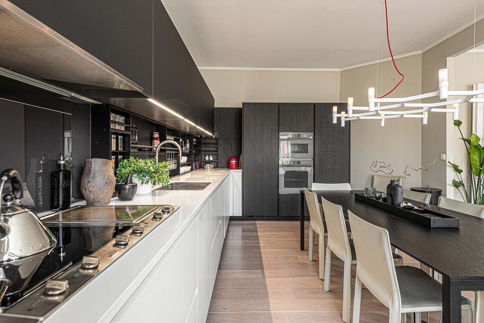 Benkeplaten er i slitesterk og varmebestandig Corian Galleribilde