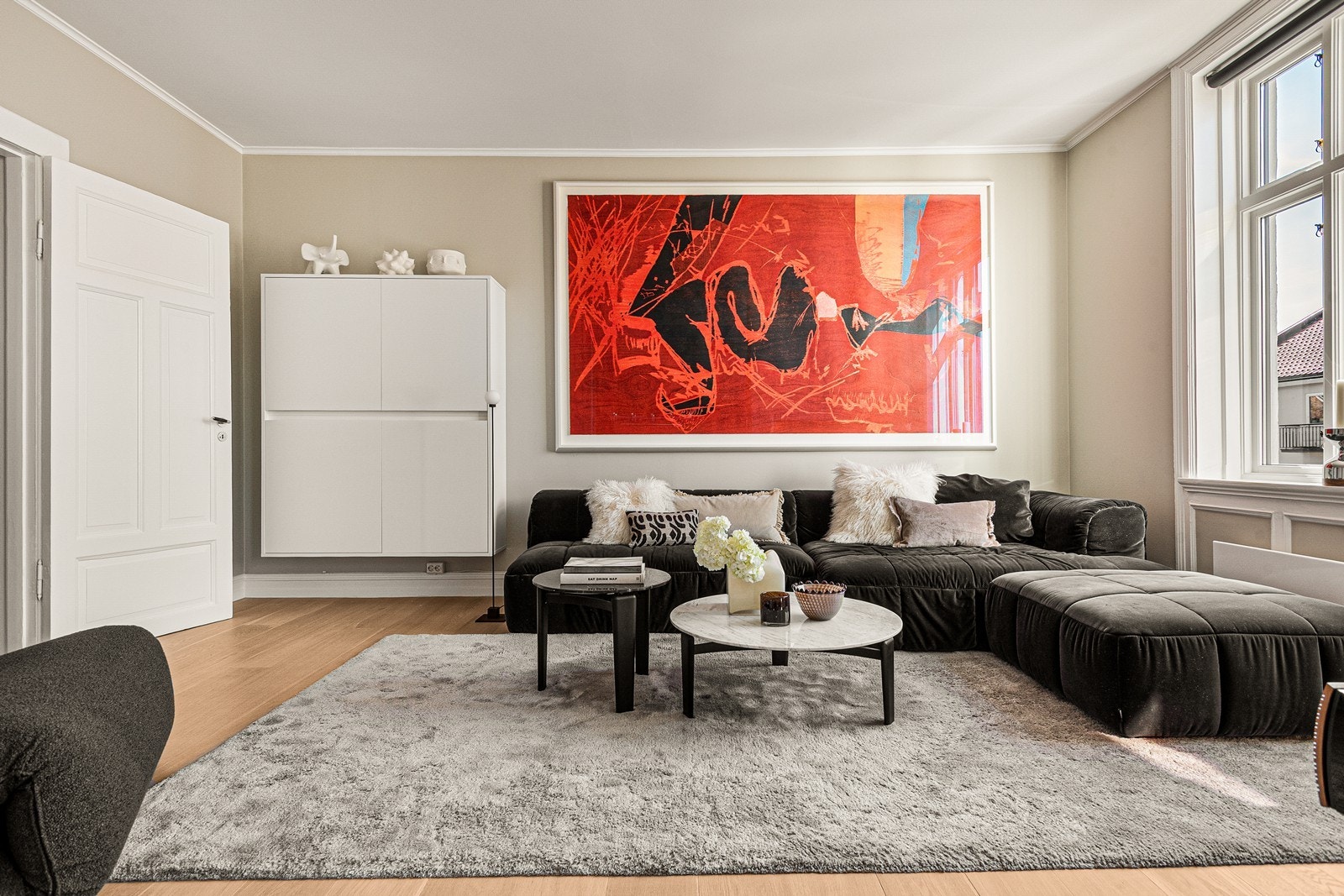 Rommet har god plass til sofa, mediemøblement og stuebord Galleribilde