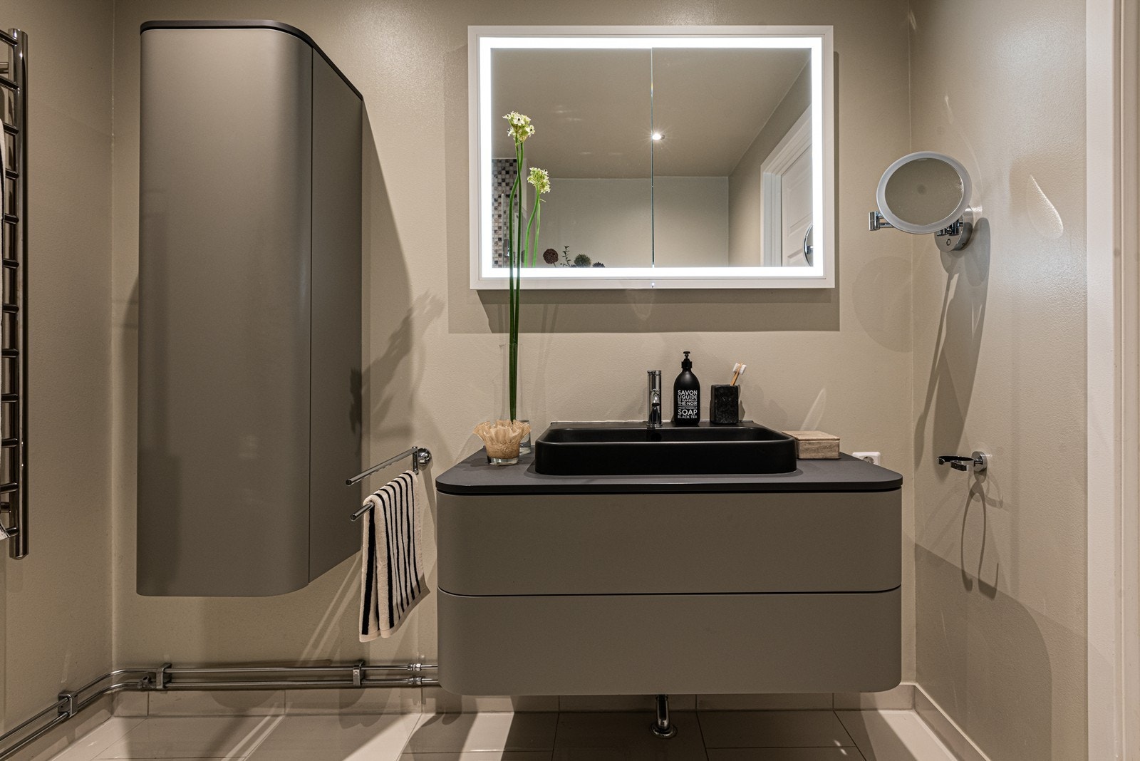 Badet er innredet med møblement fra Duravit, bestående av benkeskap, veggskap, høyskap og innfelt speilskap med innvendige speil og eget sminkespeil - Det er også en håndkletørker med varme Galleribilde