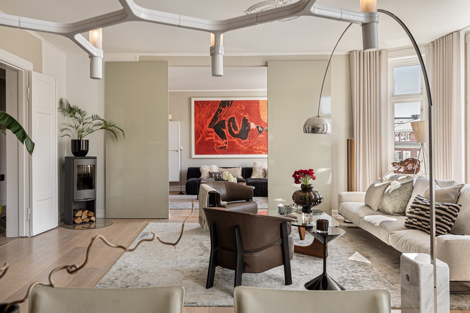 Fra stuen er det adkomst til en praktisk TV-stue, adskilt med skyvedører Galleribilde