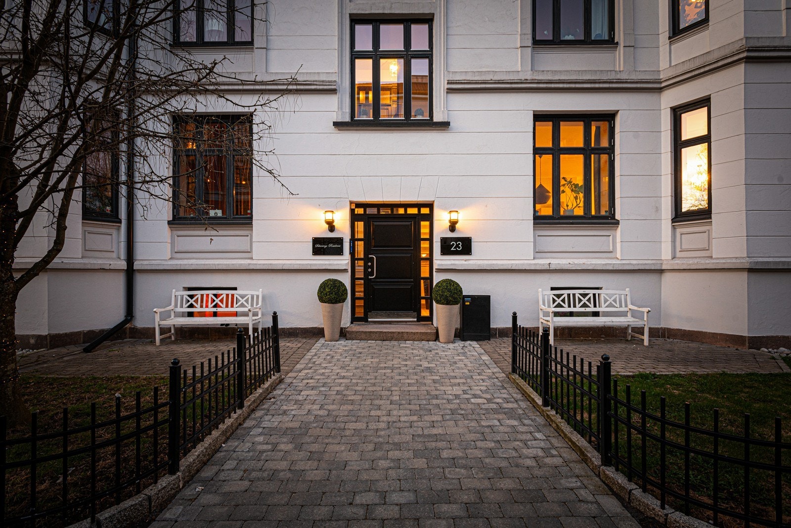 Forhagen ble oppgradert med nytt smijernsgjerde i 2017 og er pent opparbeidet med plen og belegningsstein Galleribilde