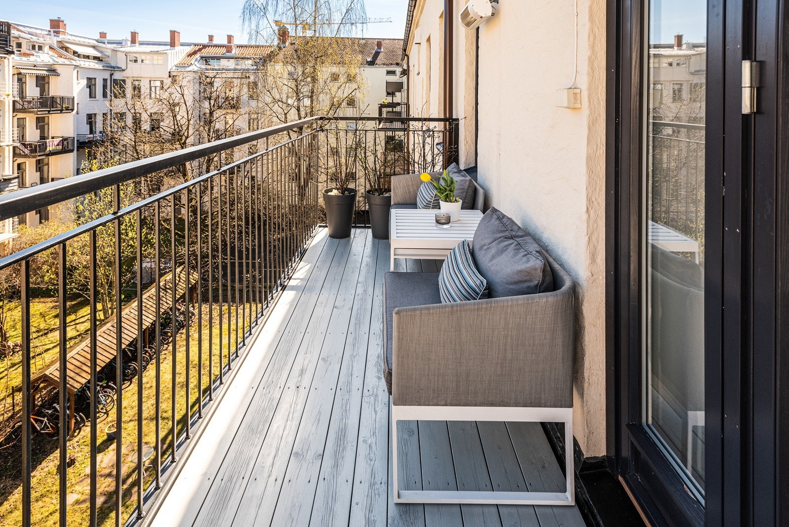 Den er også utstyrt med terrassevarmer og elektrisk markise Galleribilde