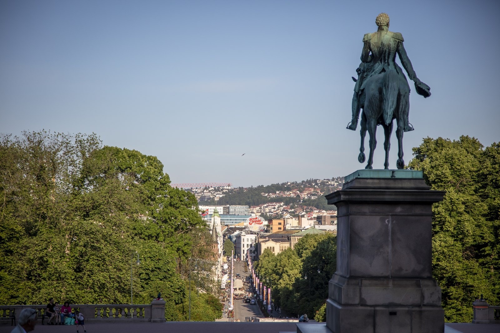 Følger man Bogstadveien og Hegdehaugsveien ned forbi slottet, når man Karl Johans gate og de øvrige handlegatene i Oslo sentrum på ca. 25 min Galleribilde