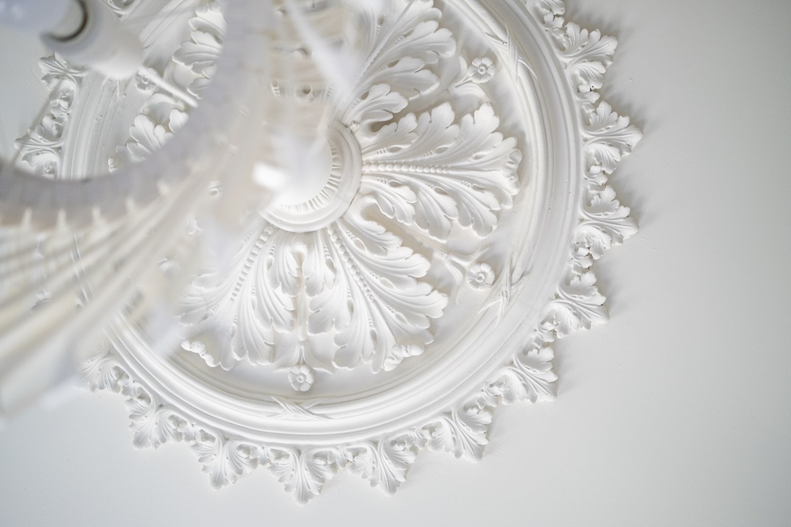 Leiligheten har klassiske detaljer med rosett og stukkatur. Galleribilde