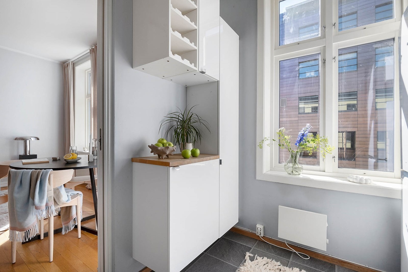 Kjøkkenet ble oppgradert i 2018 med nye fliser over benk, ny ovn og platetopp samt ny benkeplate og underskap Galleribilde