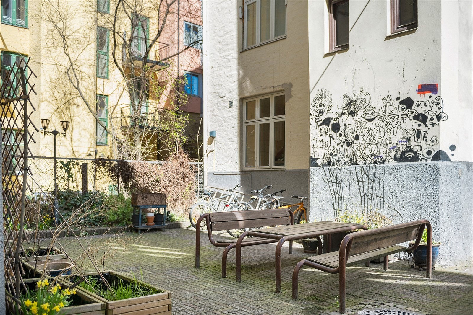 Felles uteområde med sitteplasser og sykkelparkering i bakgården Galleribilde