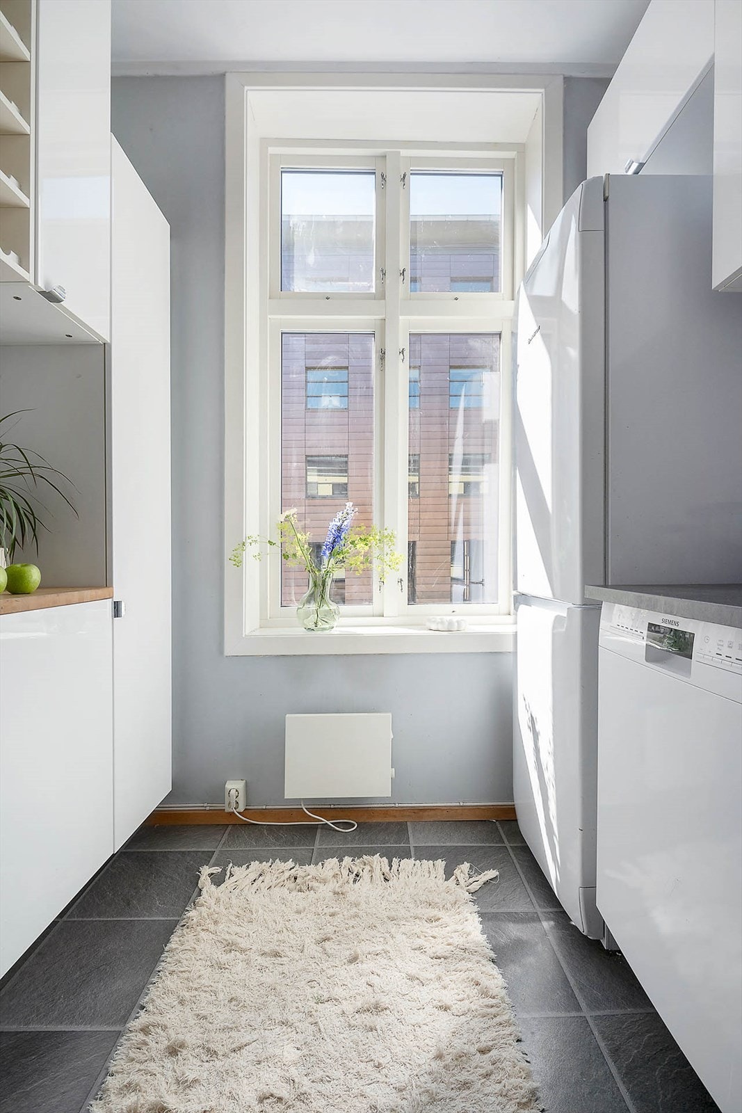 Kjøkken har vindu, gode arbeidsflater og opplegg for vaskemaskin Galleribilde
