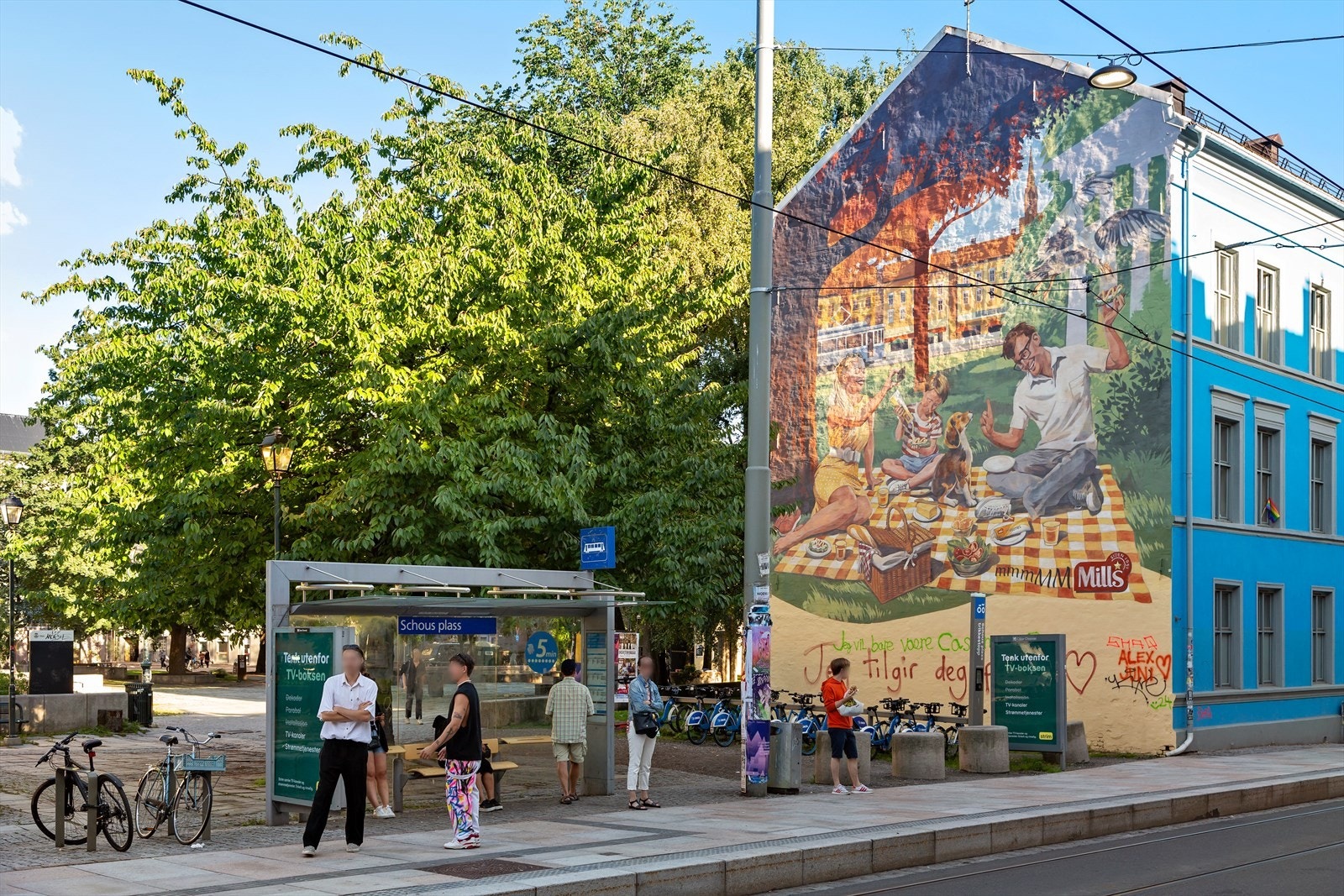 Schous plass er et nærliggende knutepunkt med trikkeholdeplass og enkel tilgang til servicetilbud og byliv Galleribilde