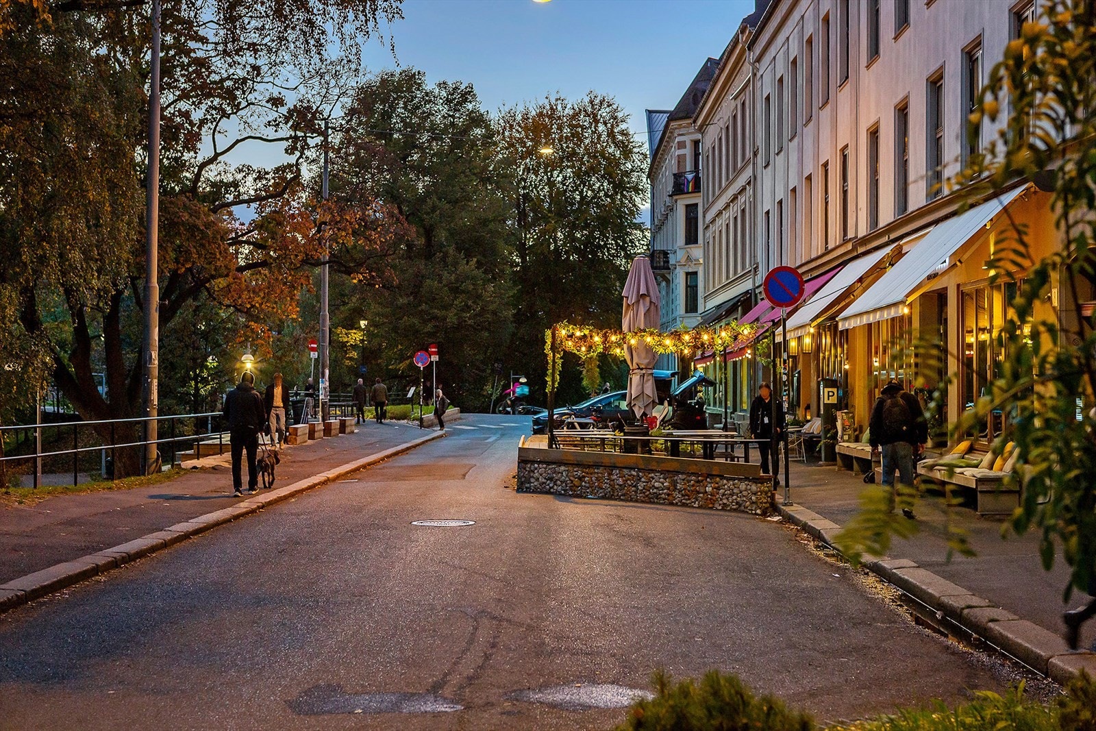 Området er kjent for et bredt tilbud av kaféer, restauranter og øvrige servicetilbud Galleribilde
