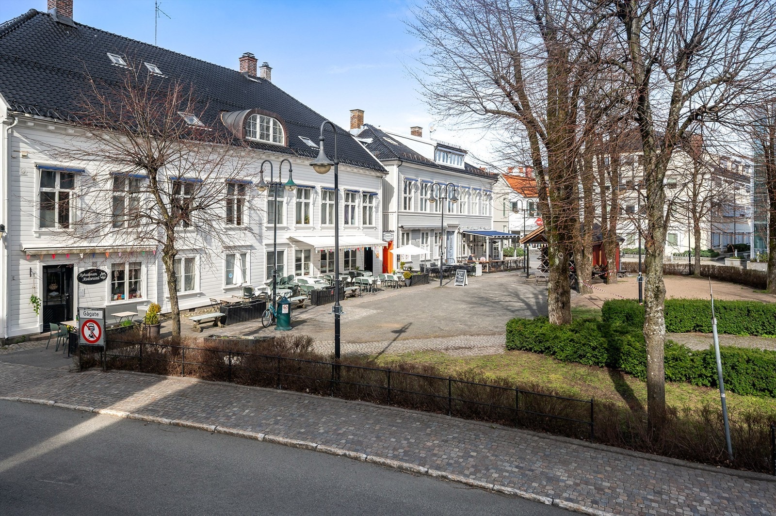 Rett over gaten ligger en koselig park samt utvalg av servicetilbud og hyggelige kafèer. Galleribilde