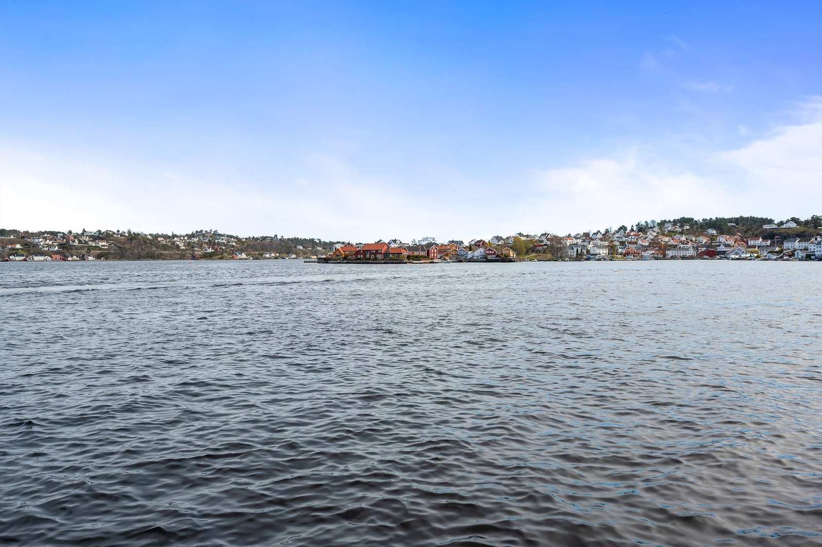 Leiligheten har en sentral beliggenhet med rikt utvalg av kafeèr og restauranter, samt sjøen og vakre omgivelser rett utenfor døren. Fotograf: Thor Brobakken. Galleribilde