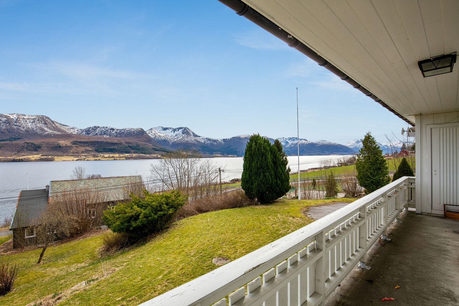 Nydelig utsikt utover Kvernesfjorden og mot Storlandet Galleribilde