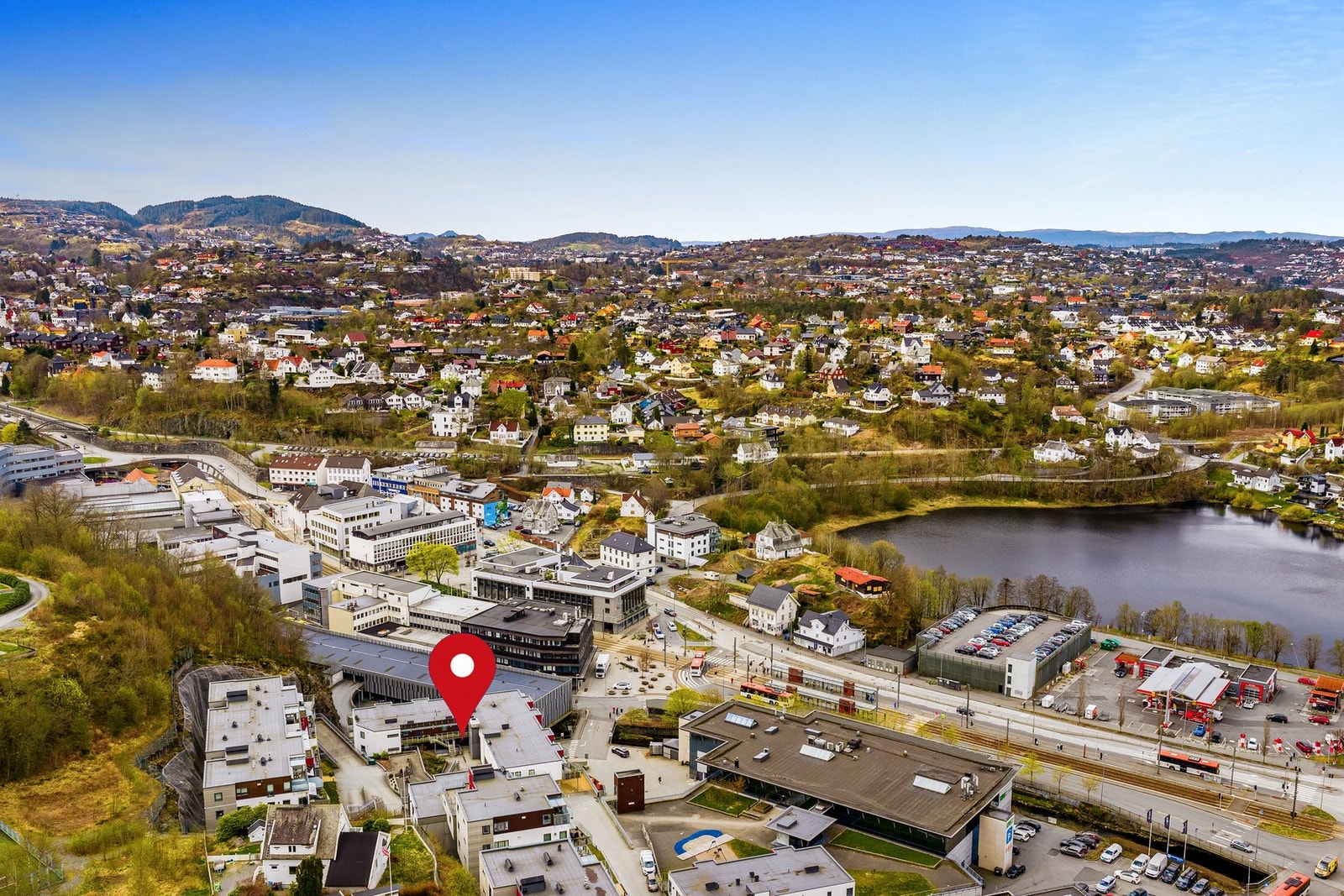 Ypperlig beliggenhet for deg som ønsker å bo i rolige og flotte omgivelser med nærhet til "alt". Galleribilde
