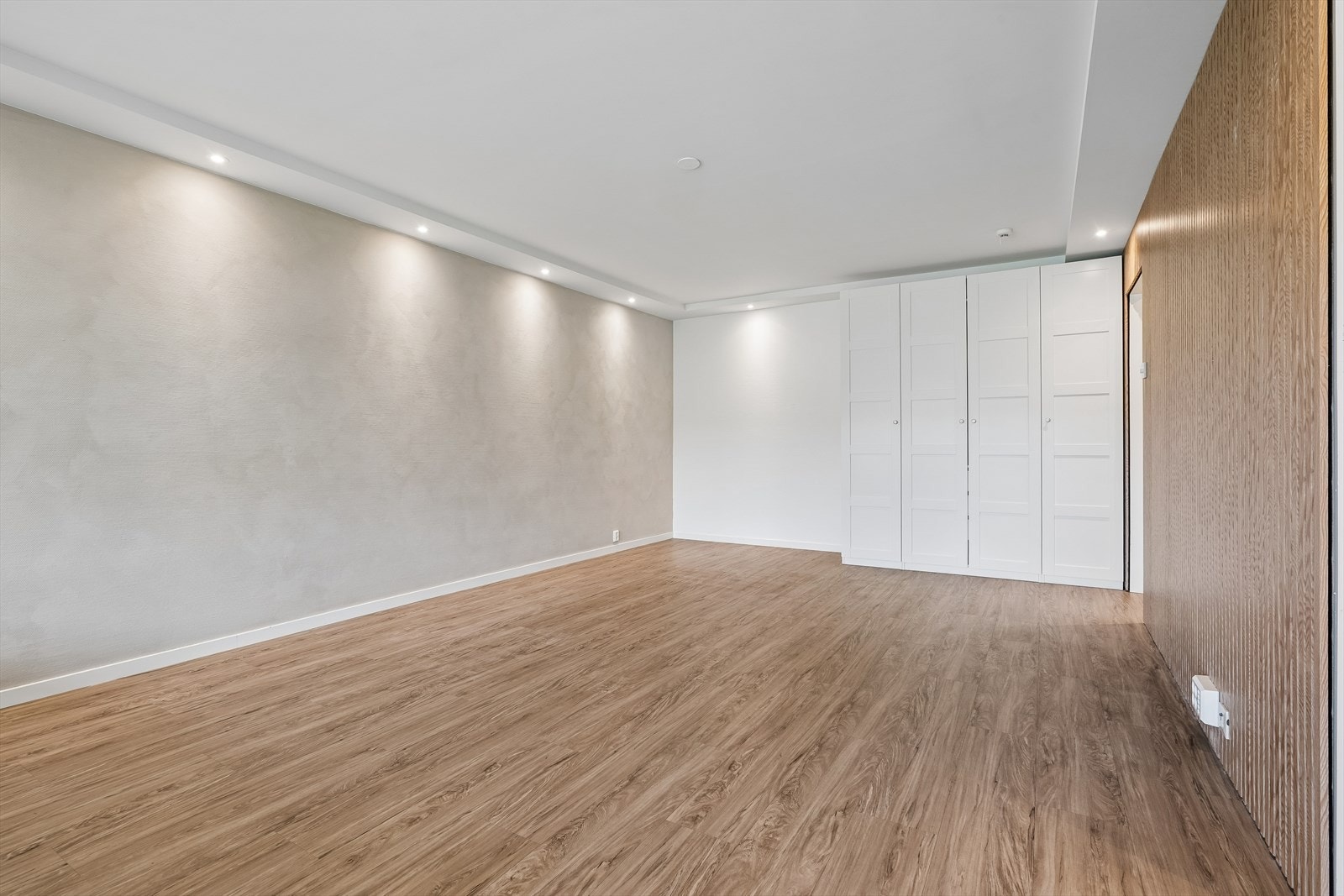 Downlights i taket gir god og jevn belysning i hele stuen. Galleribilde