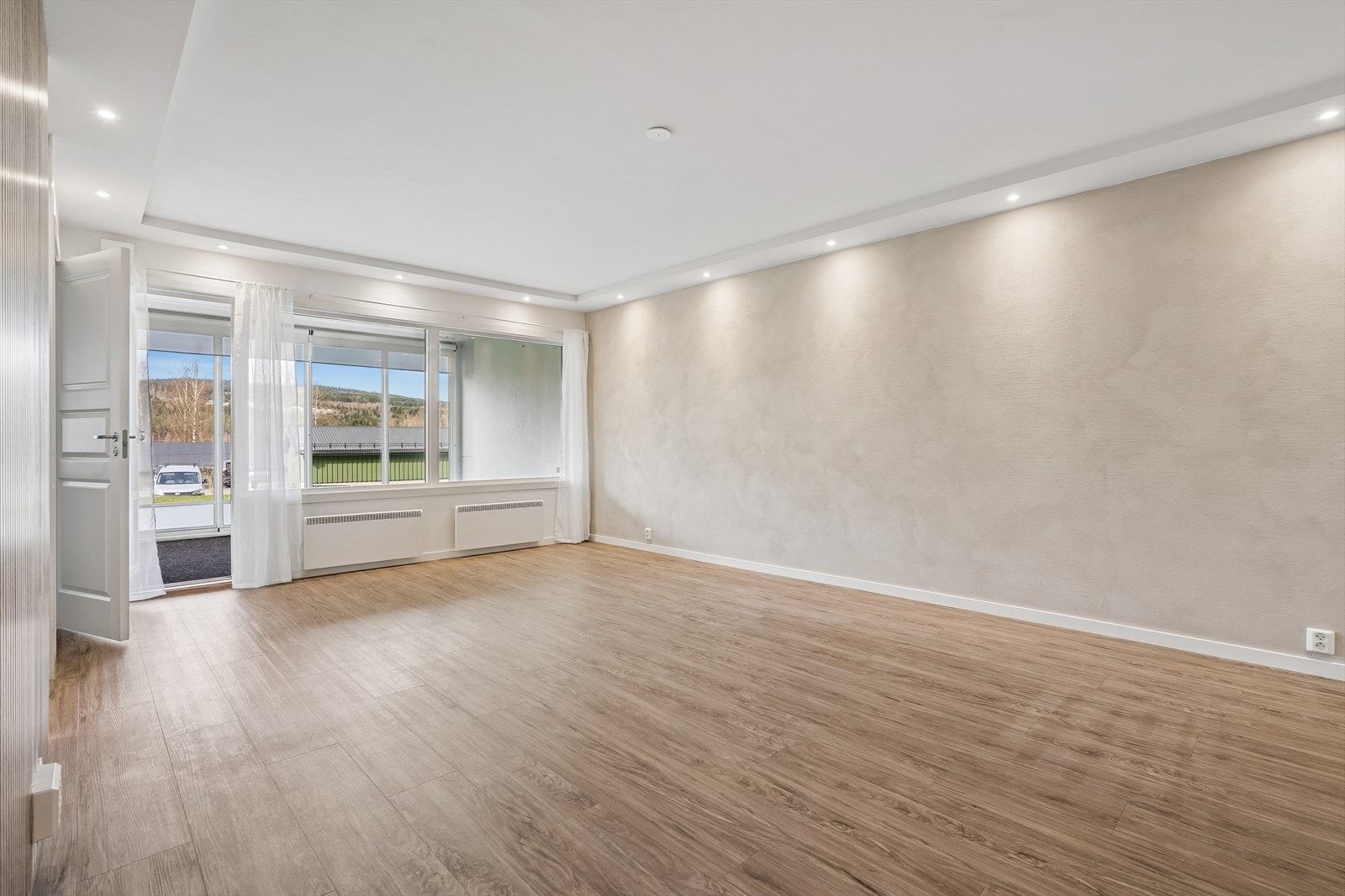 En av veggene i stuen har en delikat overflate med kalkmaling, som gir et lunt og moderne preg. Galleribilde